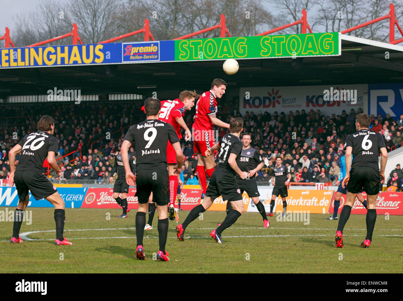 Sport, football, Ligue Régionale Ouest, 2014-2015, Rot Weiss Oberhausen contre Rot Weiss Essen 1:0, stade Niederrhein à Oberhausen, scène du match, f.l.t.r. Philipp Zeiger (RWE), Marcel Platzek (RWE), Felix Haas (RWO), Robert (Flessers RWO), Benjamin Baier (RWE), Sven Kreyer (RWE), Richard Weber (RWE) Banque D'Images