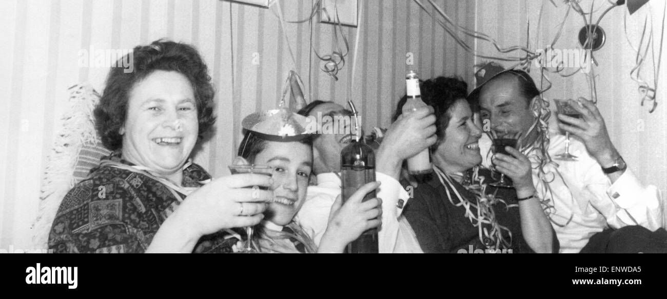 Années 50, fête de famille, célébrer le Nouvel An, séjour, papier continu, d'alcool, de l'émotion, la gaieté, le plaisir, le rire, les femmes, de 40 à 50 ans, hommes, 45 à 55 ans, enfant, garçon, 12 à 14 ans, Katharina, Werner, Rudi, Frieda, Josef Banque D'Images