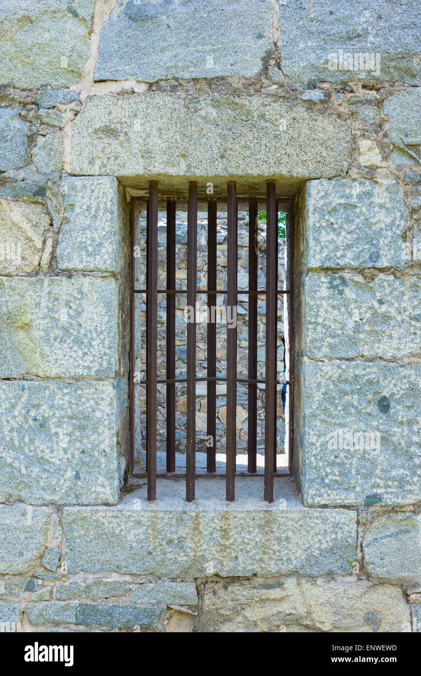 Des barres de fer près du mur d'une ancienne cellule de prison de fenêtre. Banque D'Images