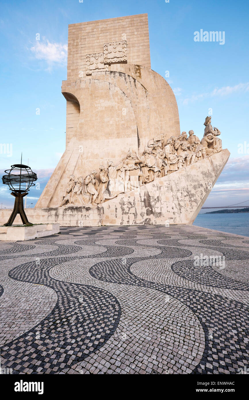 Le Monument des Découvertes, Padrao dos Descobrimentos, au crépuscule, Belém, Lisbonne, Portugal Banque D'Images