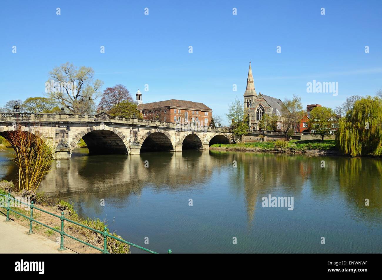 L'anglais Pont sur la rivière Severn avec United Reformed Church à la droite, Shrewsbury, Shropshire, Angleterre, Banque D'Images