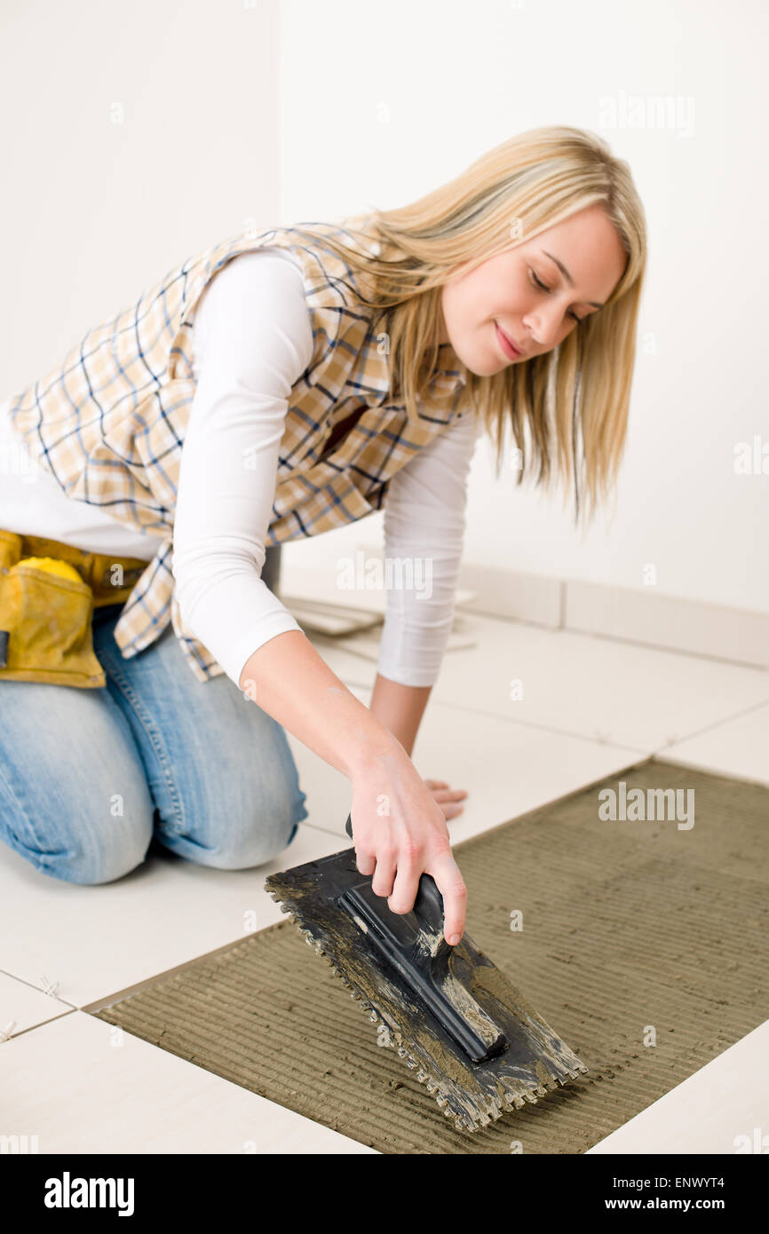 Amélioration de l'habitat, de rénovation - handywoman installent des tuyaux Banque D'Images