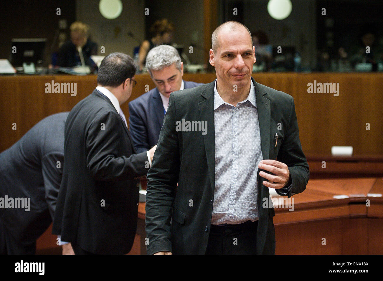 Le ministre grec des Finances Yanis Varoufakis avant la réunion des ministres des Finances de l'Union européenne (ECOFIN) au siège du Conseil européen à Bruxelles, Belgique Le 12.05.2015 le jour avant la réunion de l'Eurogroupe n'a produit aucun accord pour débloquer la dernière tranche de la Grèce mais il y avait le renflouement d'un optimisme prudent qu'un accord pourrait être à portée de main. "Les ministres des finances de la zone euro s'est félicité des progrès réalisés jusqu'ici', mais ils ont ajouté que "plus de temps et d'efforts sont nécessaires pour combler les lacunes sur le reste des questions ouvertes' et a exprimé l'espoir qu'un accord pourrait être atteint "en temps opportun Banque D'Images