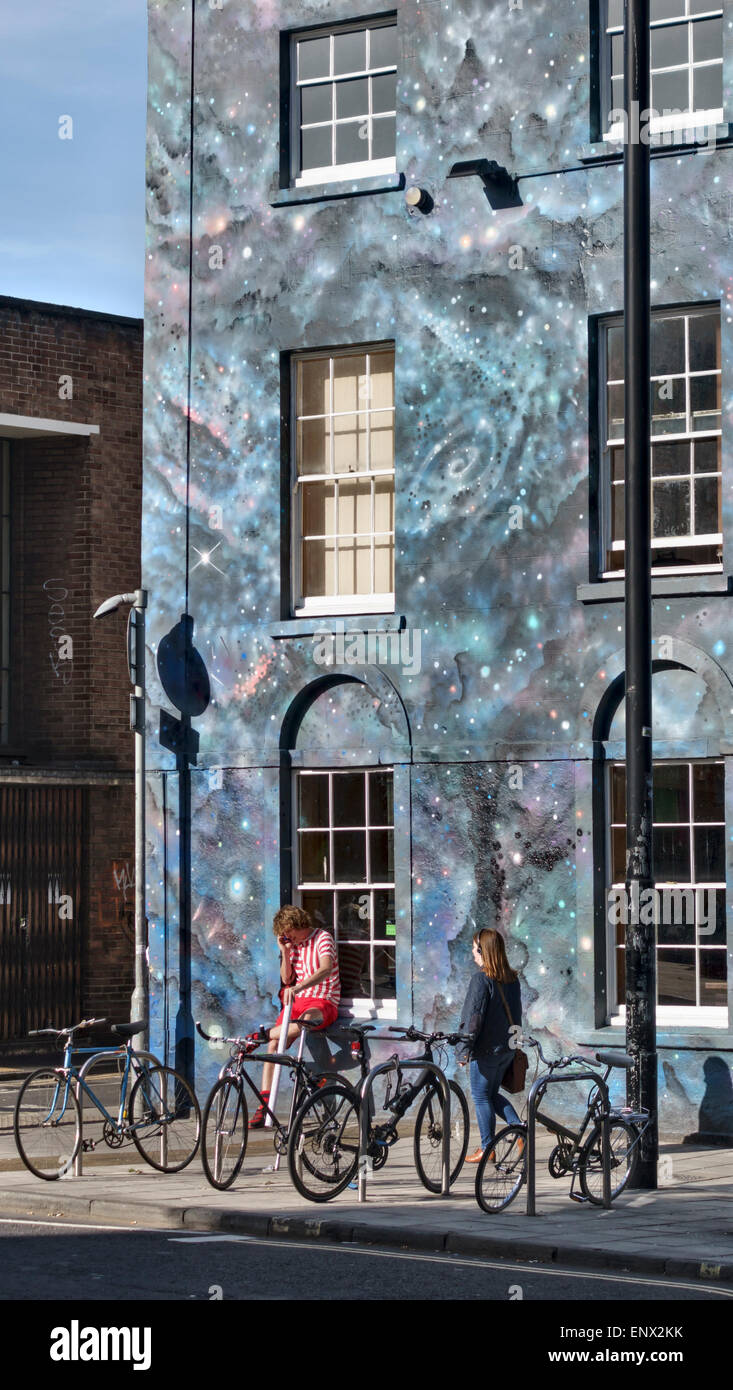 Pleine lune, Stokes Croft, Bristol, Royaume-Uni. Un Backpacker's Hostel peint par l'artiste de rue Cheba Banque D'Images