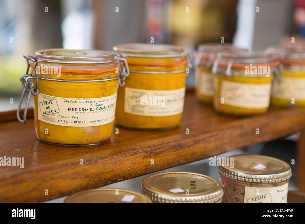 Produits de viande de canard à la foie gras au marché du dimanche de Montcuq avec produits alimentaires locaux en France Banque D'Images