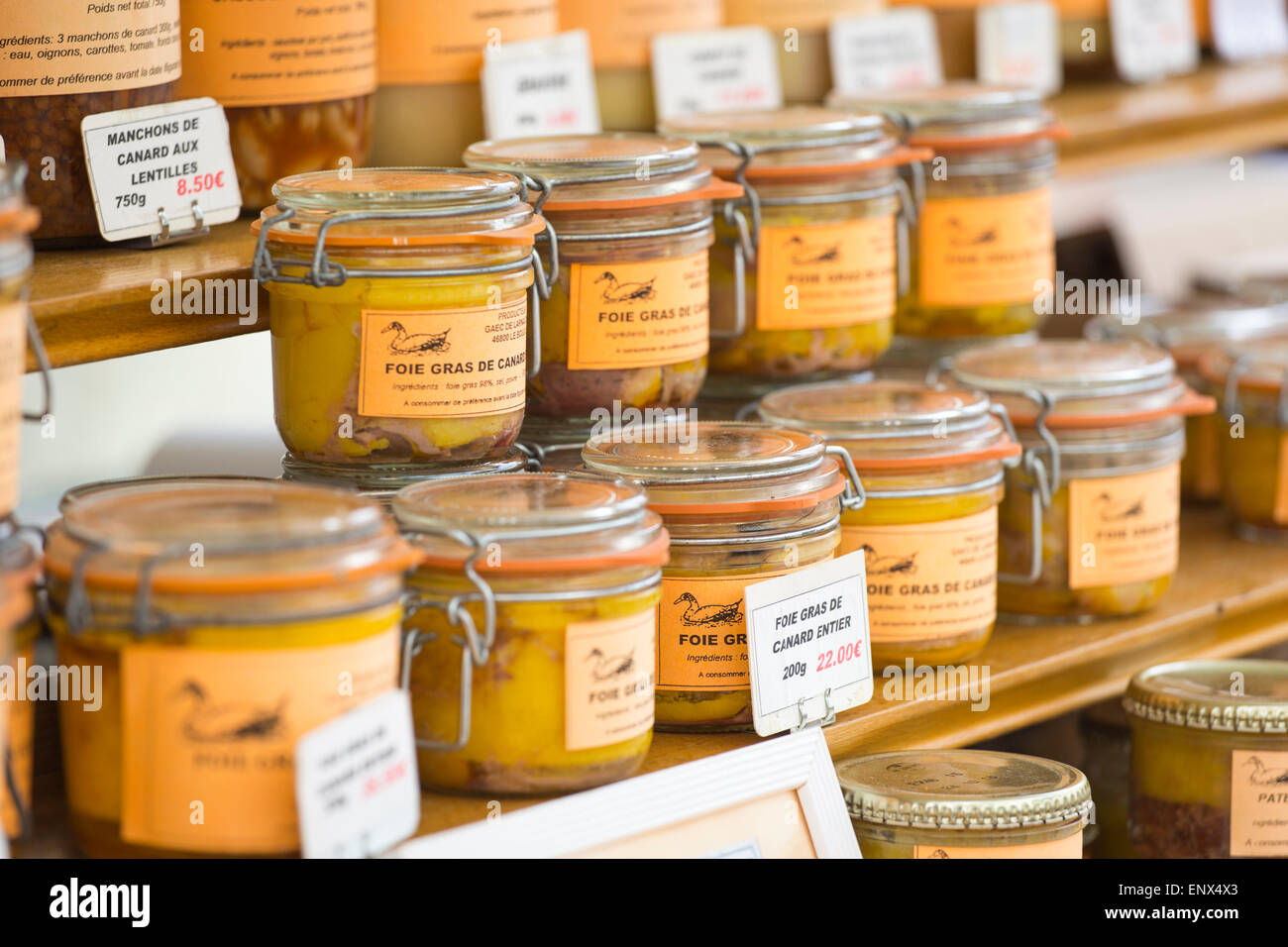 Produits de viande de canard à la foie gras au marché du dimanche de Montcuq avec produits alimentaires locaux en France Banque D'Images