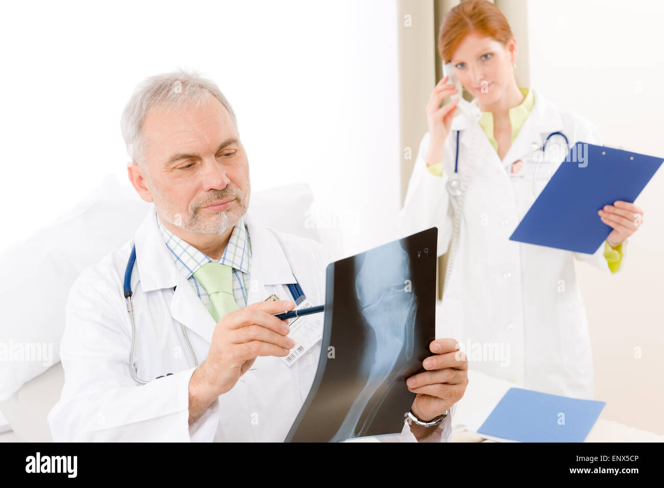 L'équipe médicale - médecin à l'hôpital de rayons x Banque D'Images