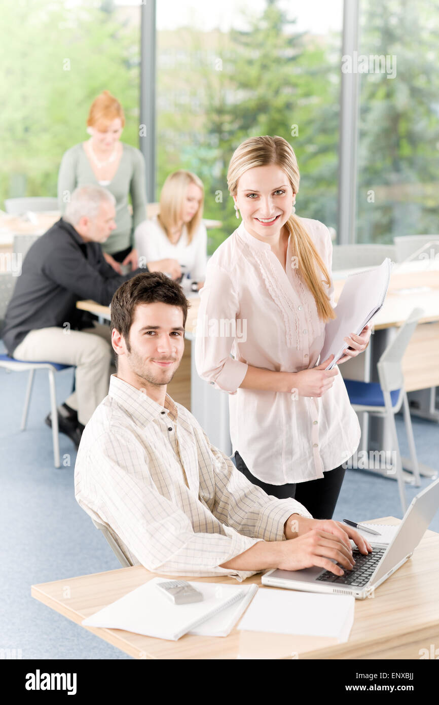 Business office student team working on laptop Banque D'Images