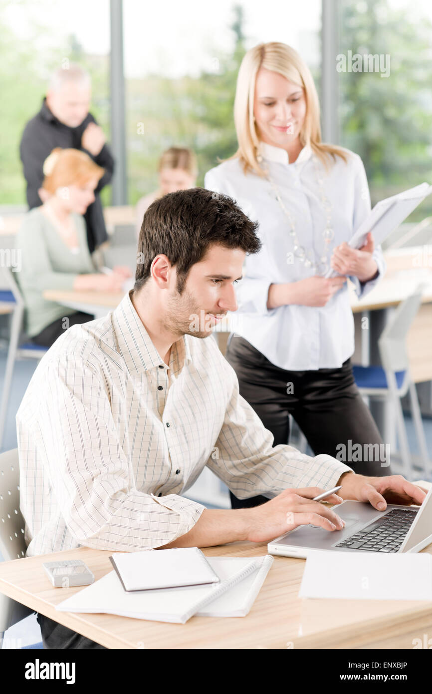 Bureau d'affaires d'étudiant dans le travail sur le projet Banque D'Images