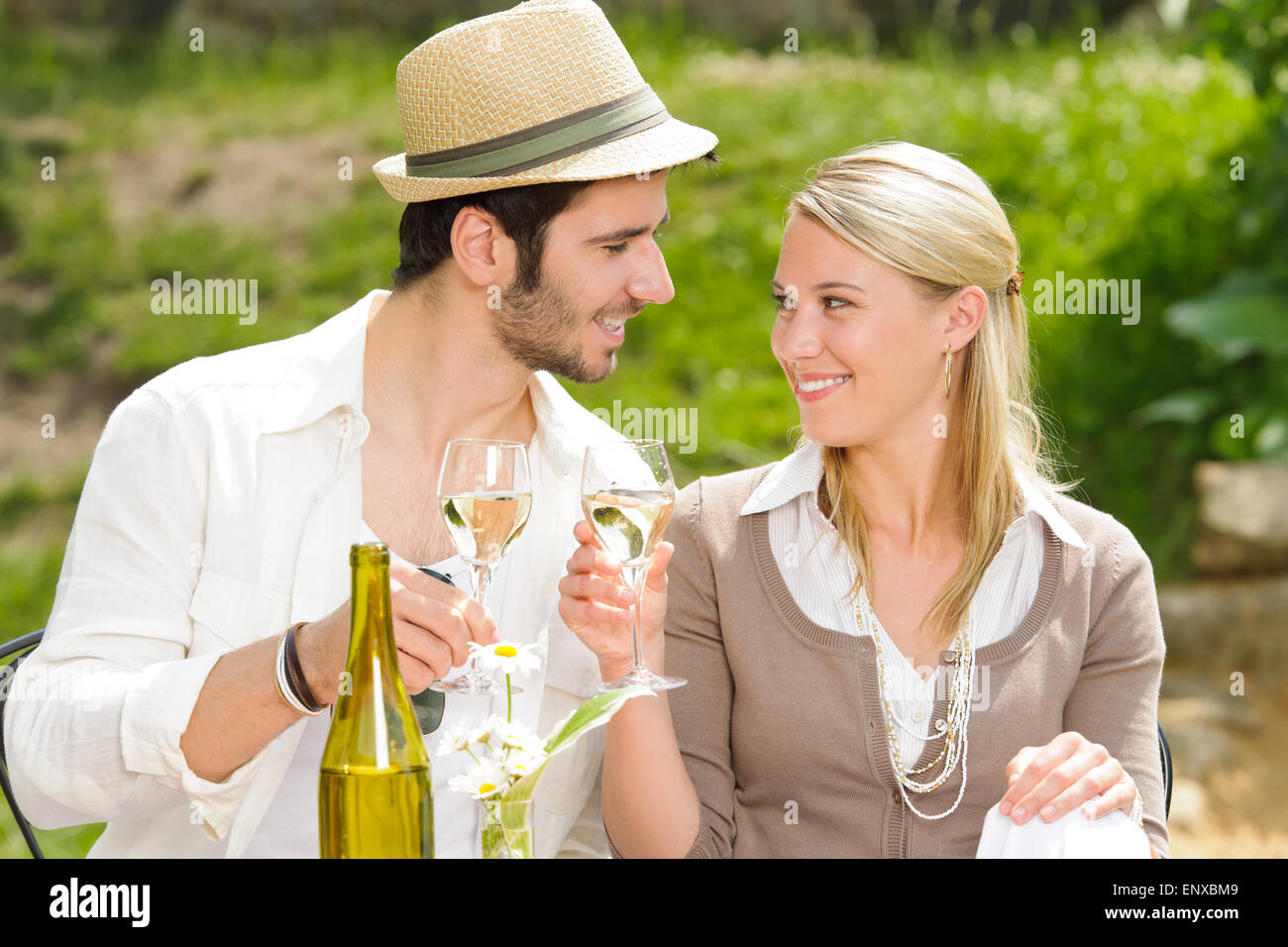 Terrasse de restaurant elegant couple célébrer journée ensoleillée Banque D'Images