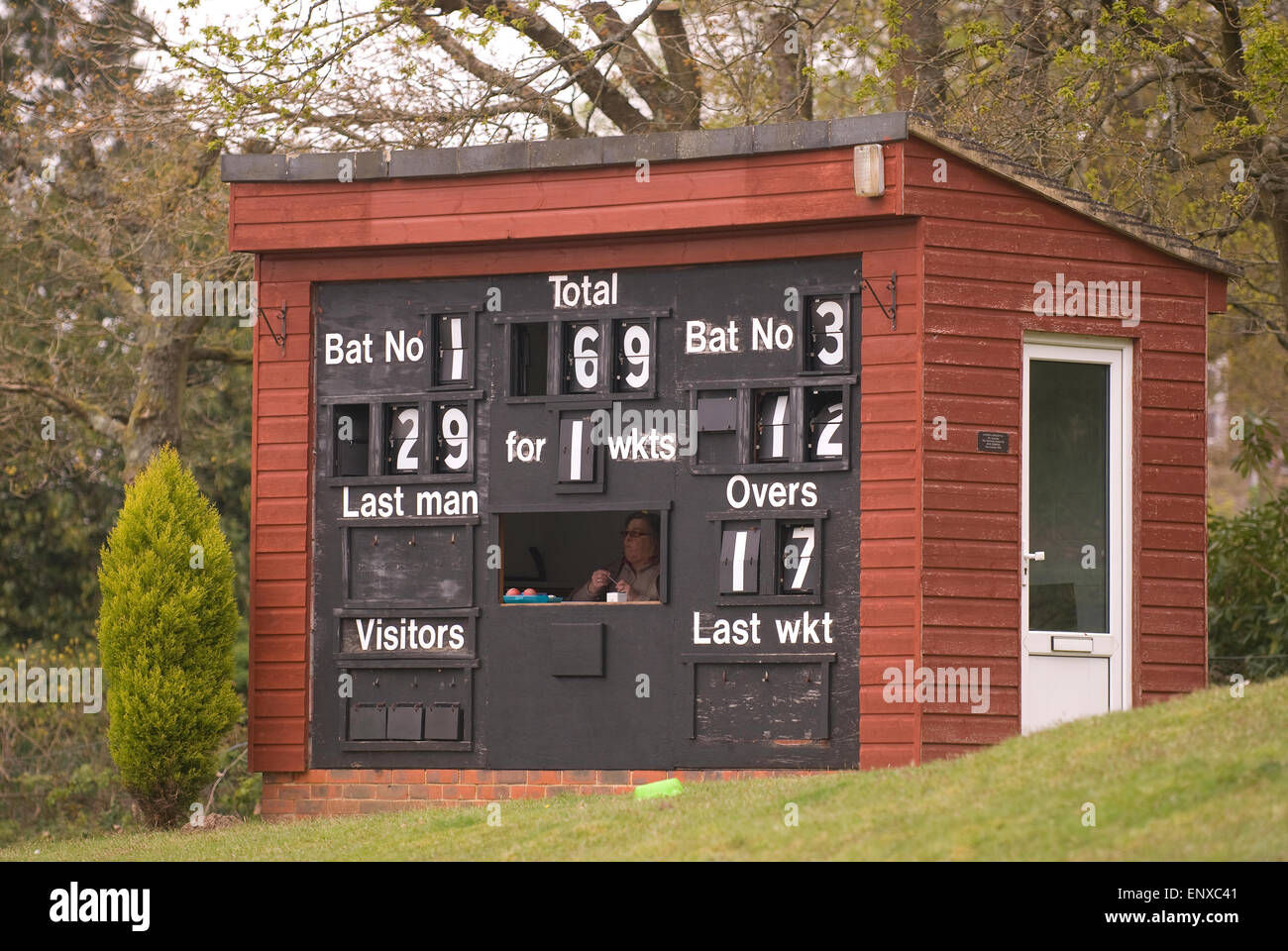 Marqueur de cricket et du Conseil au cours d'un village local match vert, Hindhead, Hampshire, Royaume-Uni. Banque D'Images