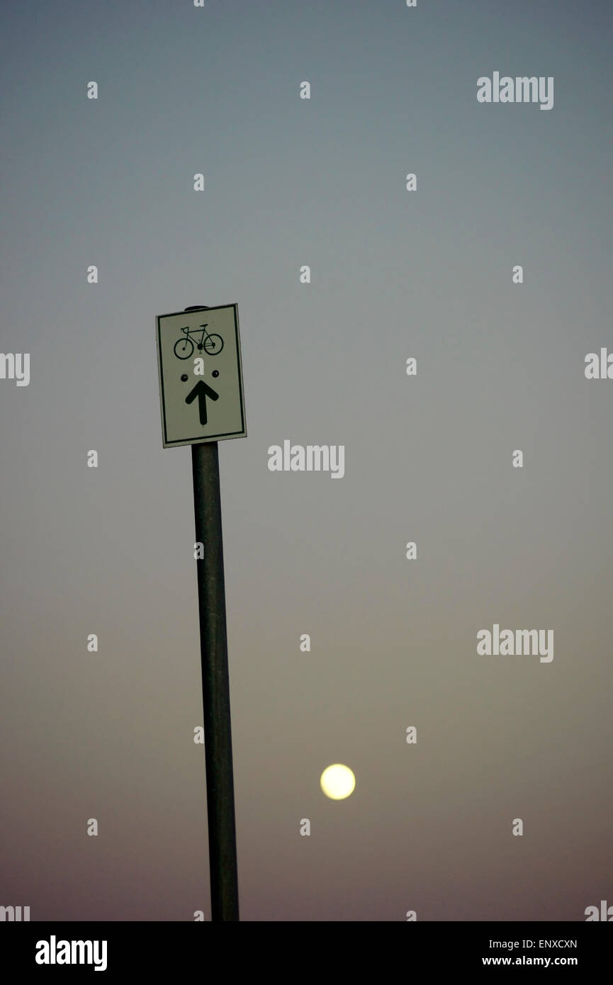 Lune sur la piste cyclable Banque D'Images