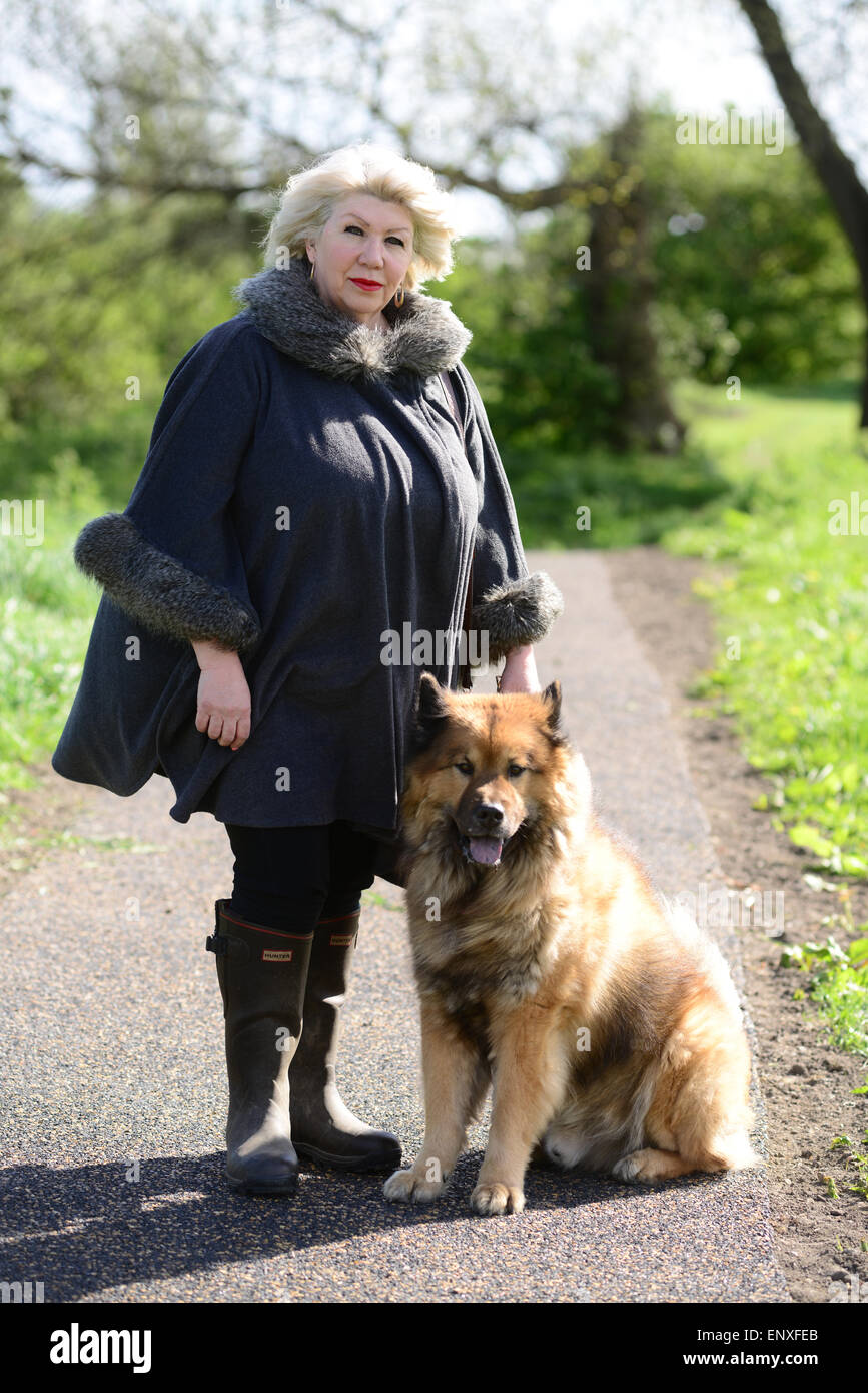 Barnsley en fonction auteur Milly Johnson avec son chien Eurasier Teddy. Photo : Scott Bairstow/Alamy Banque D'Images