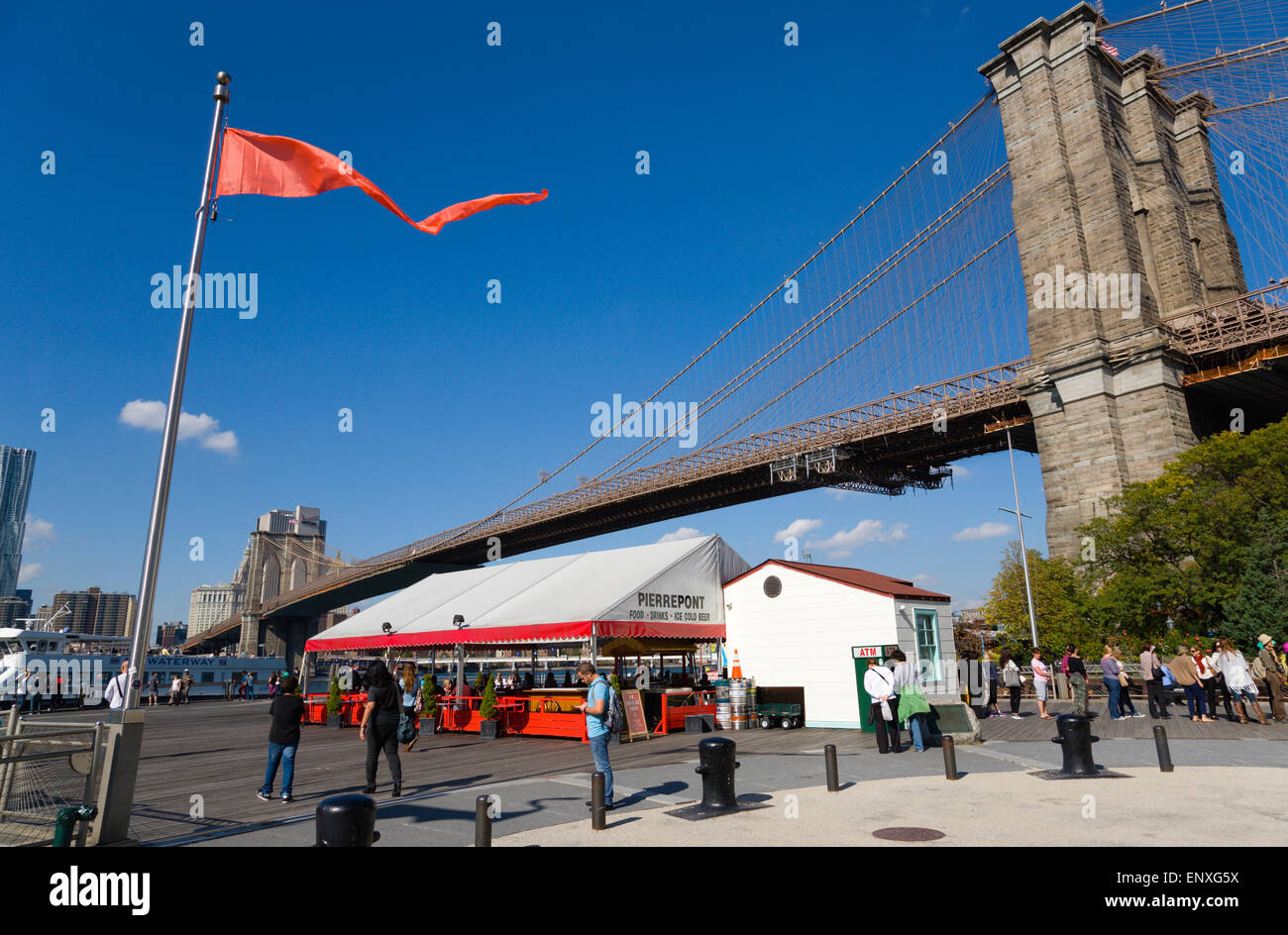 USA, New York State, New York, NYC, Brooklyn Bridge Park, Fulton Ferry Pier ci-dessous le pont suspendu enjambant l'East River. Banque D'Images