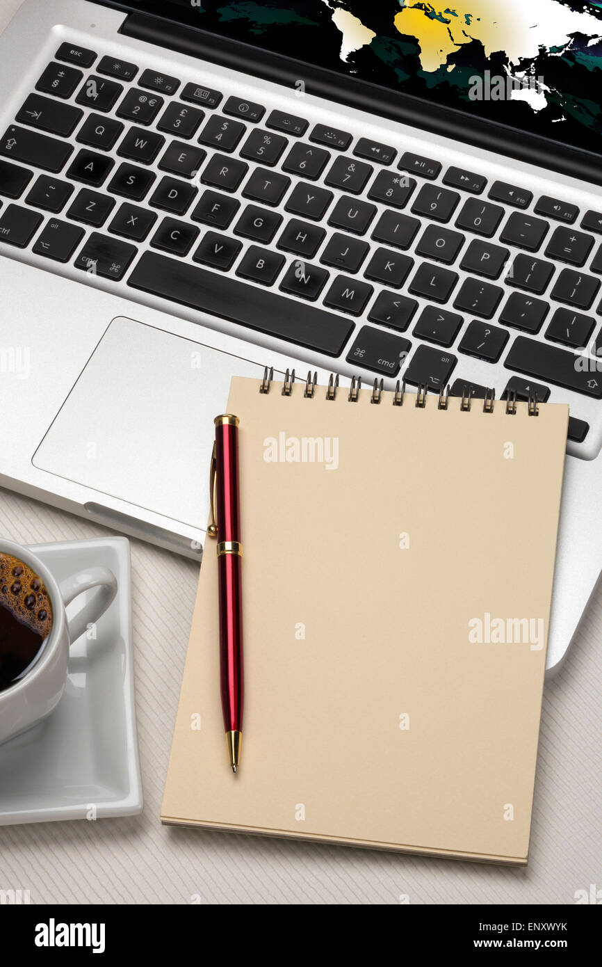 Ordinateur portable et un bloc-notes et stylo blanc avec de l'espace pour le texte. Banque D'Images