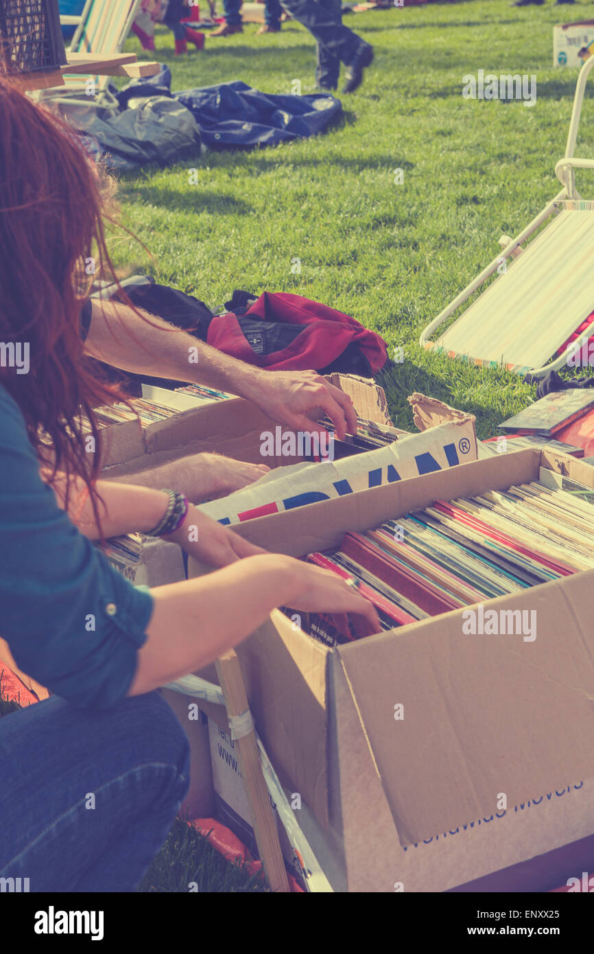 Les jeunes filles hipster la navigation au travers de seconde main dans des boîtes en vinyle Banque D'Images