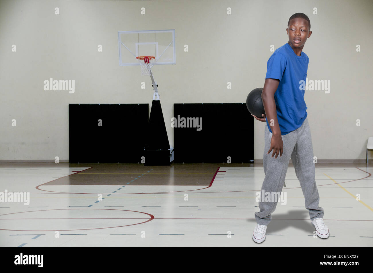 Joueur de basket-ball d'adolescent noir Banque D'Images
