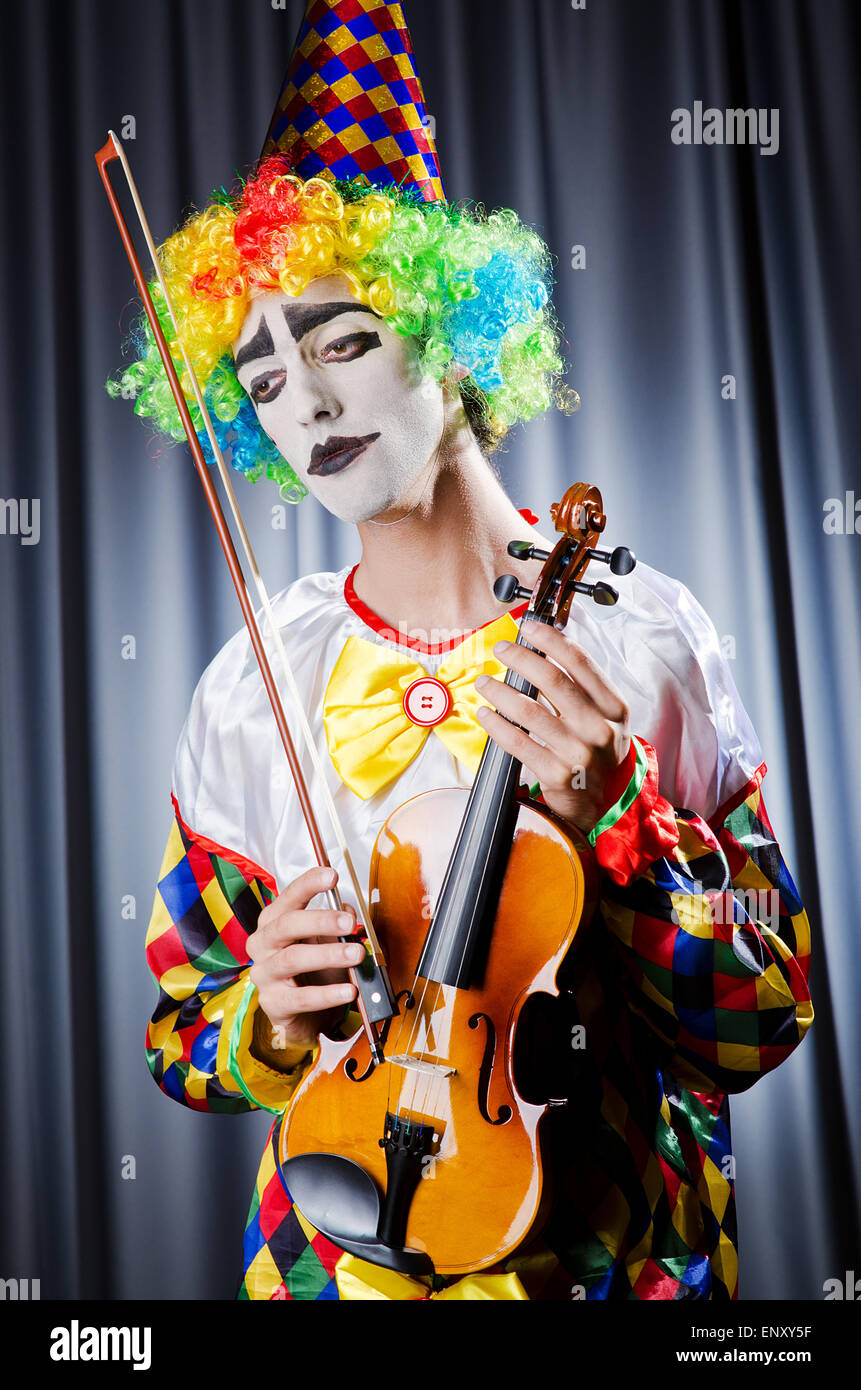 Clown jouant du violon Banque D'Images