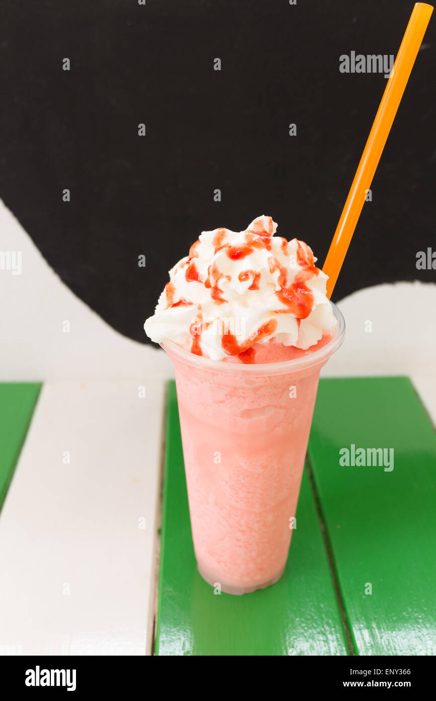 Sweet strawberry milkshake et frappe - et le lait glacé mélangé avec whiping crème Banque D'Images