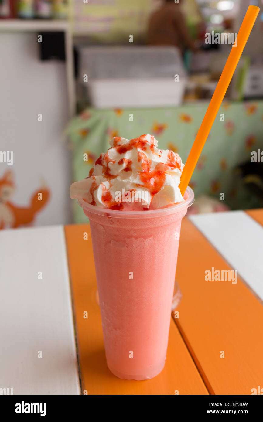 Sweet strawberry milkshake et frappe - et le lait glacé mélangé avec whiping crème Banque D'Images