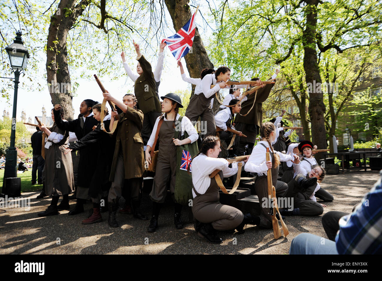 Brighton, UK. 12 mai, 2015. Les étudiants de la Brit School effectuer la pièce de Shakespeare Henry V à un auditoire extérieur au Pavilion Gardens Cafe à Brighton aujourd'hui dans le cadre de la Brighton Fringe Festival 2015 Credit : Simon Dack/Alamy Live News Banque D'Images