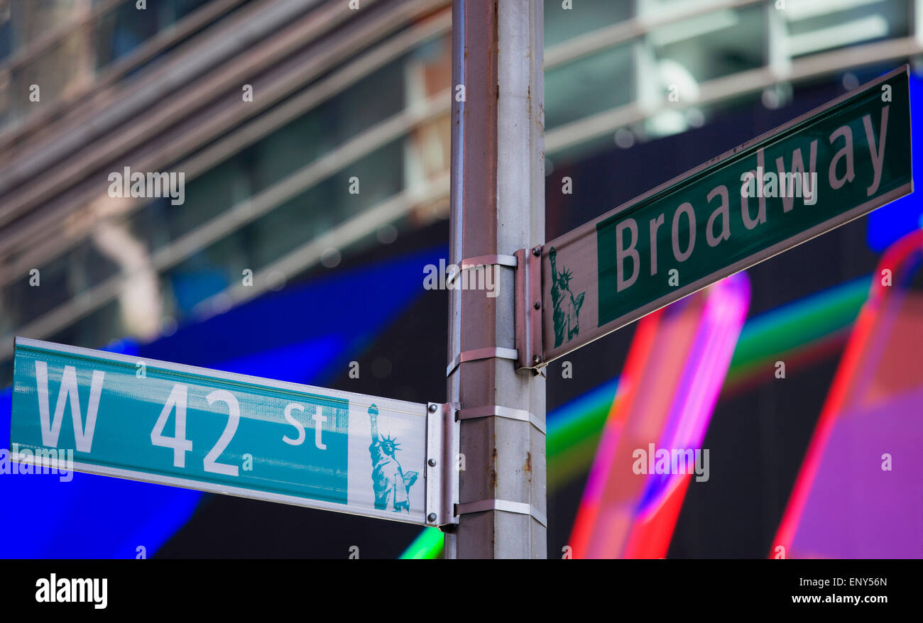 USA, New York, Manhattan, la signalisation routière à l'intersection de Broadway et de la 42e Rue dans le quartier des théâtres. Banque D'Images