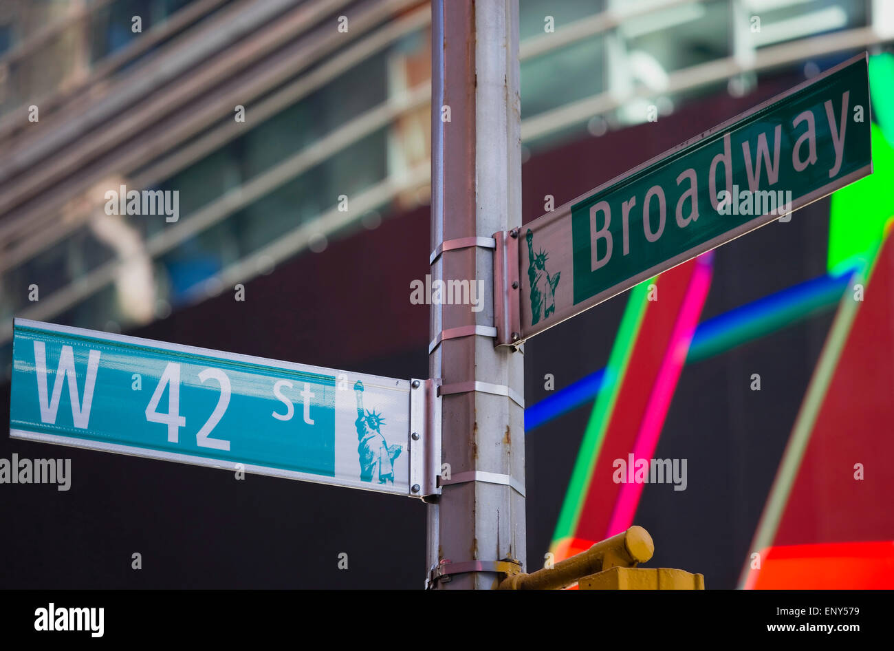 USA, New York, Manhattan, la signalisation routière à l'intersection de Broadway et de la 42e Rue dans le quartier des théâtres. Banque D'Images