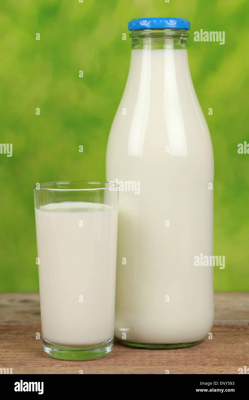 Dans der Flasche Milch und einem Glas Banque D'Images