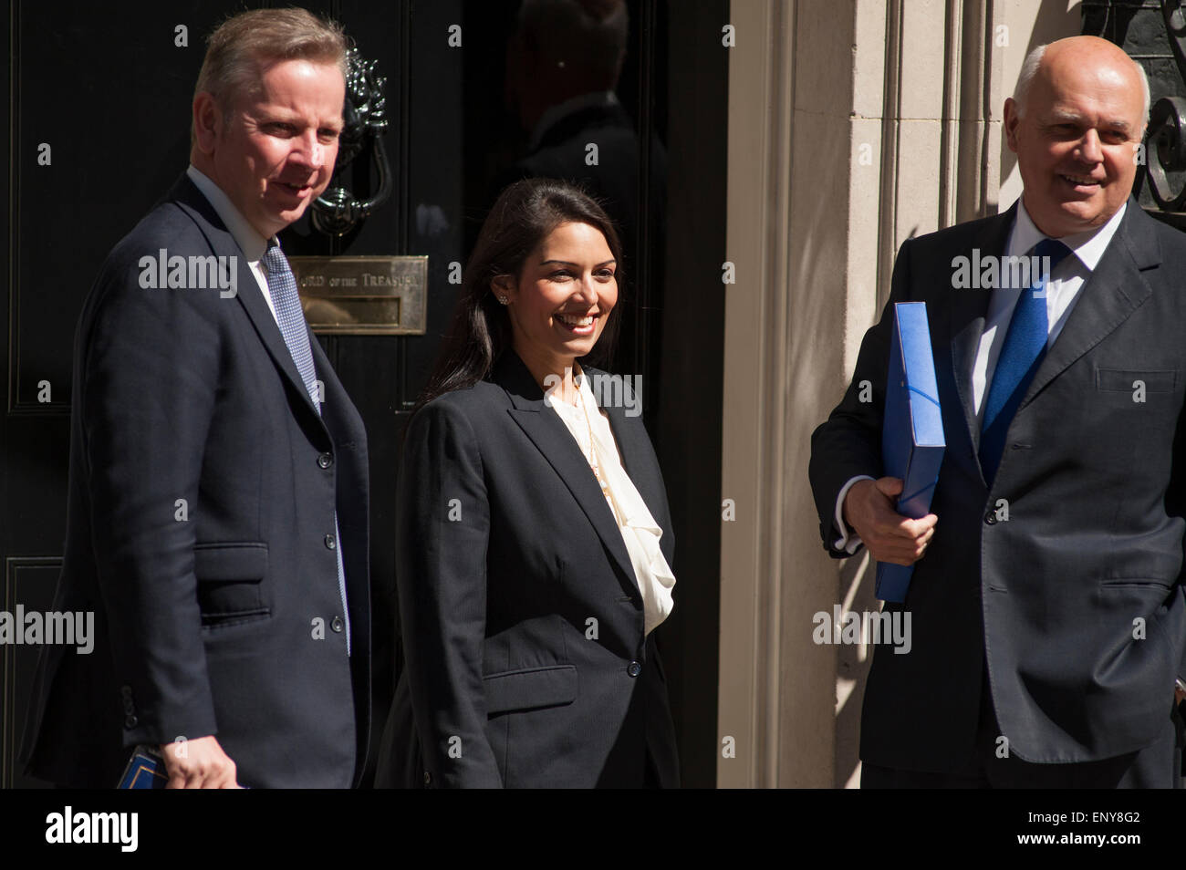 Downing Street, Londres, Royaume-Uni. 12 mai 2015. Les ministres arrivent au 10 Downing Street pour la première réunion du Cabinet conservateur en 18 ans. Le secrétaire à la Justice Michael Gove, le ministre d'État à l'emploi du ministère du travail et des Pensions Priti Patel et le secrétaire au travail et aux Pensions Ian Duncan Smith arrivent. En novembre 2017, Priti Patel a démissionné de son poste de secrétaire d'État au développement international à la suite de divulgations dans les journaux. Crédit : Malcolm Park/Alay Live News. Banque D'Images Downing Street, Londres, Royaume-Uni. 12 mai 2015. Les ministres arrivent au 10 Downing Street pour la première réunion du Cabinet conservateur en 18 ans. Le secrétaire à la Justice Michael Gove, le ministre d'État à l'emploi du ministère du travail et des Pensions Priti Patel et le secrétaire au travail et aux Pensions Ian Duncan Smith arrivent. En novembre 2017, Priti Patel a démissionné de son poste de secrétaire d'État au développement international à la suite de divulgations dans les journaux. Crédit : Malcolm Park/Alay Live News. Banque D'Images