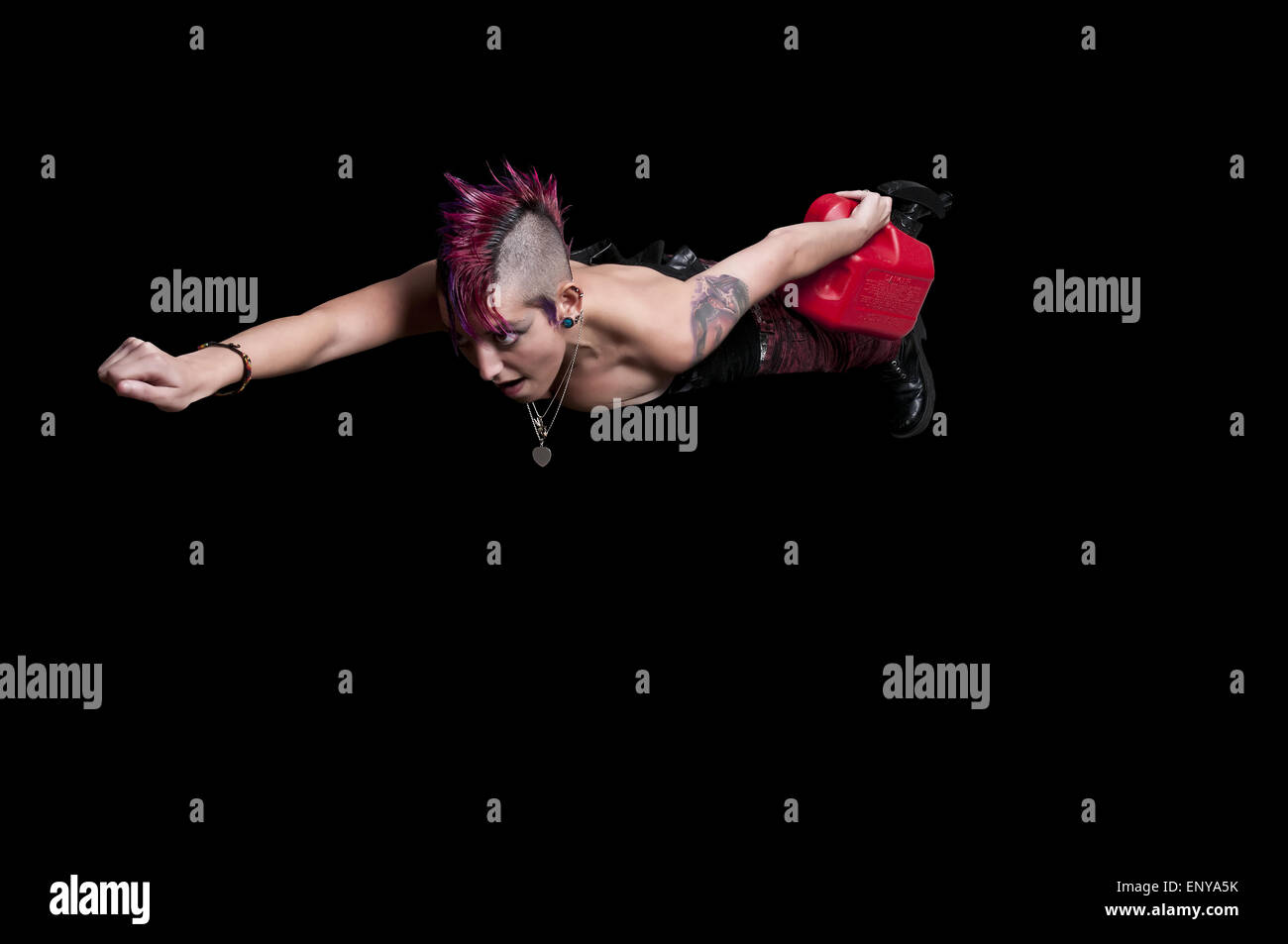 Femme avec le gaz peut Banque D'Images