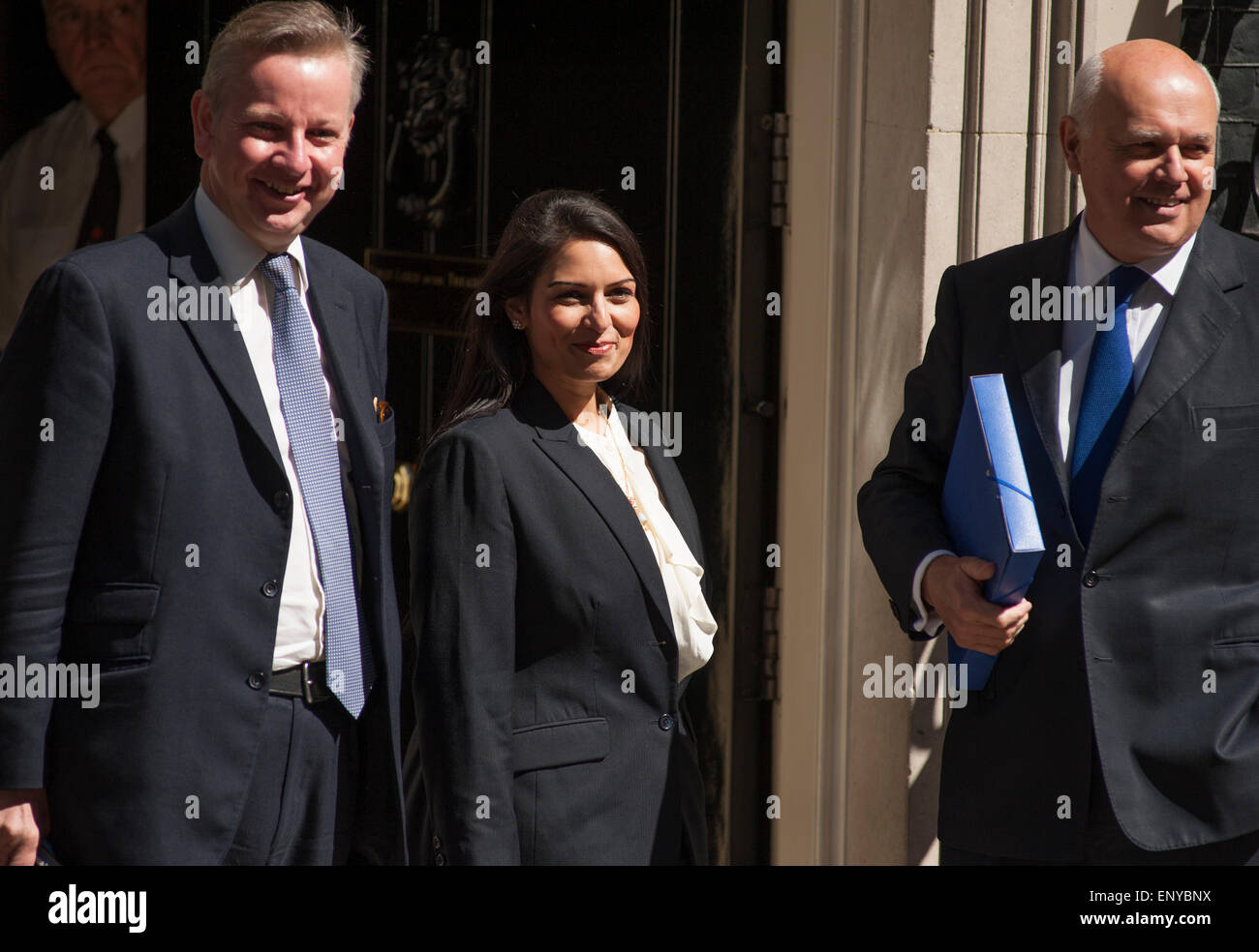 Downing Street, Londres, Royaume-Uni. 12 mai 2015. Les ministres arrivent au 10 Downing Street pour la première réunion du Cabinet conservateur en 18 ans. Le secrétaire à la Justice Michael Gove, le ministre d'État à l'emploi du ministère du travail et des Pensions Priti Patel et le secrétaire au travail et aux Pensions Ian Duncan Smith arrivent. En novembre 2017, Priti Patel a démissionné de son poste de secrétaire d'État au développement international à la suite de divulgations dans les journaux. Crédit : Malcolm Park/Alay Live News. Banque D'Images Downing Street, Londres, Royaume-Uni. 12 mai 2015. Les ministres arrivent au 10 Downing Street pour la première réunion du Cabinet conservateur en 18 ans. Le secrétaire à la Justice Michael Gove, le ministre d'État à l'emploi du ministère du travail et des Pensions Priti Patel et le secrétaire au travail et aux Pensions Ian Duncan Smith arrivent. En novembre 2017, Priti Patel a démissionné de son poste de secrétaire d'État au développement international à la suite de divulgations dans les journaux. Crédit : Malcolm Park/Alay Live News. Banque D'Images