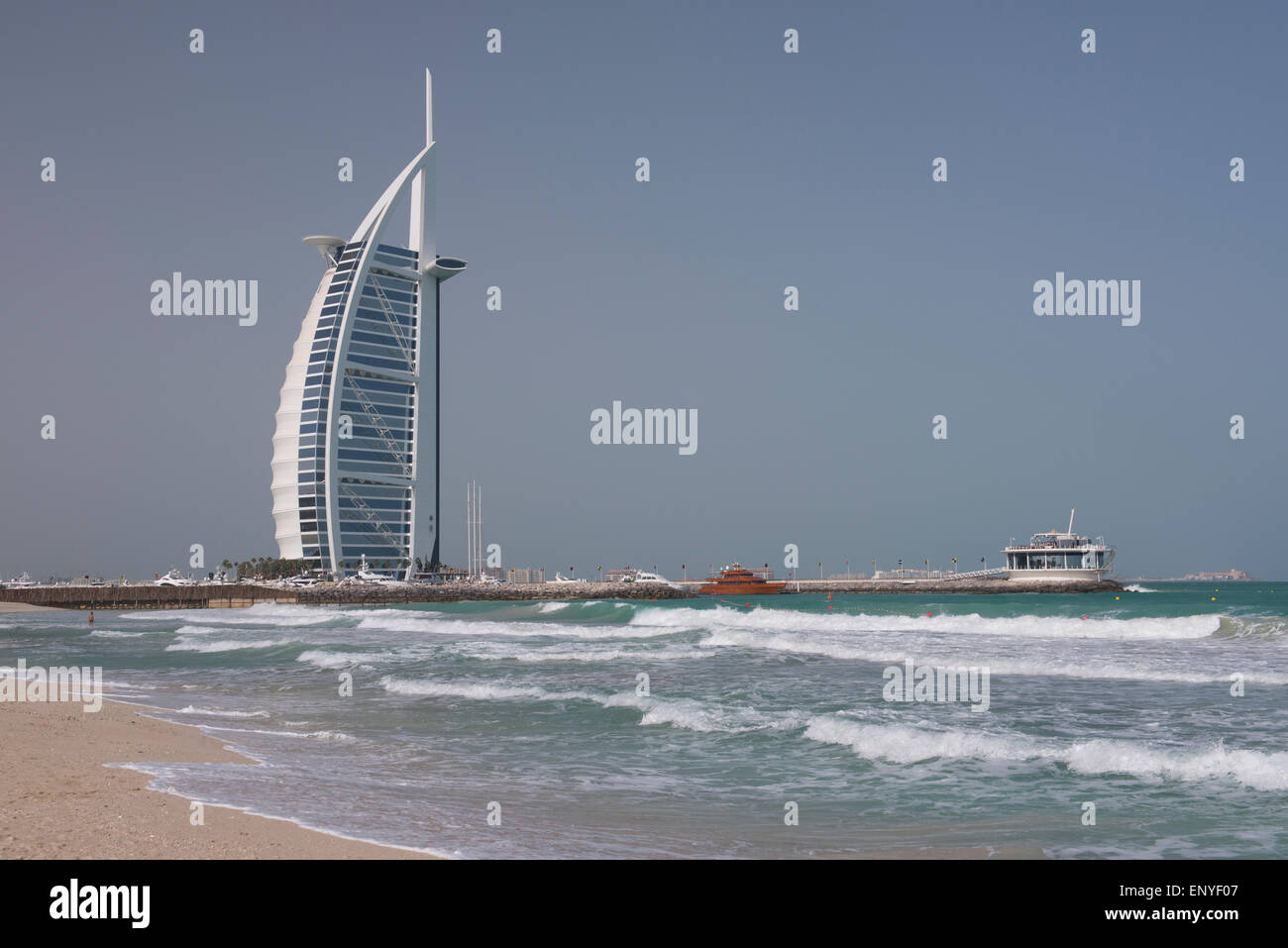 Emirats Arabes Unis, Dubaï. Quartier de Jumeirah, Burj Al Arab, l'hôtel le plus haut au monde qui se tient sur l'eau. Banque D'Images