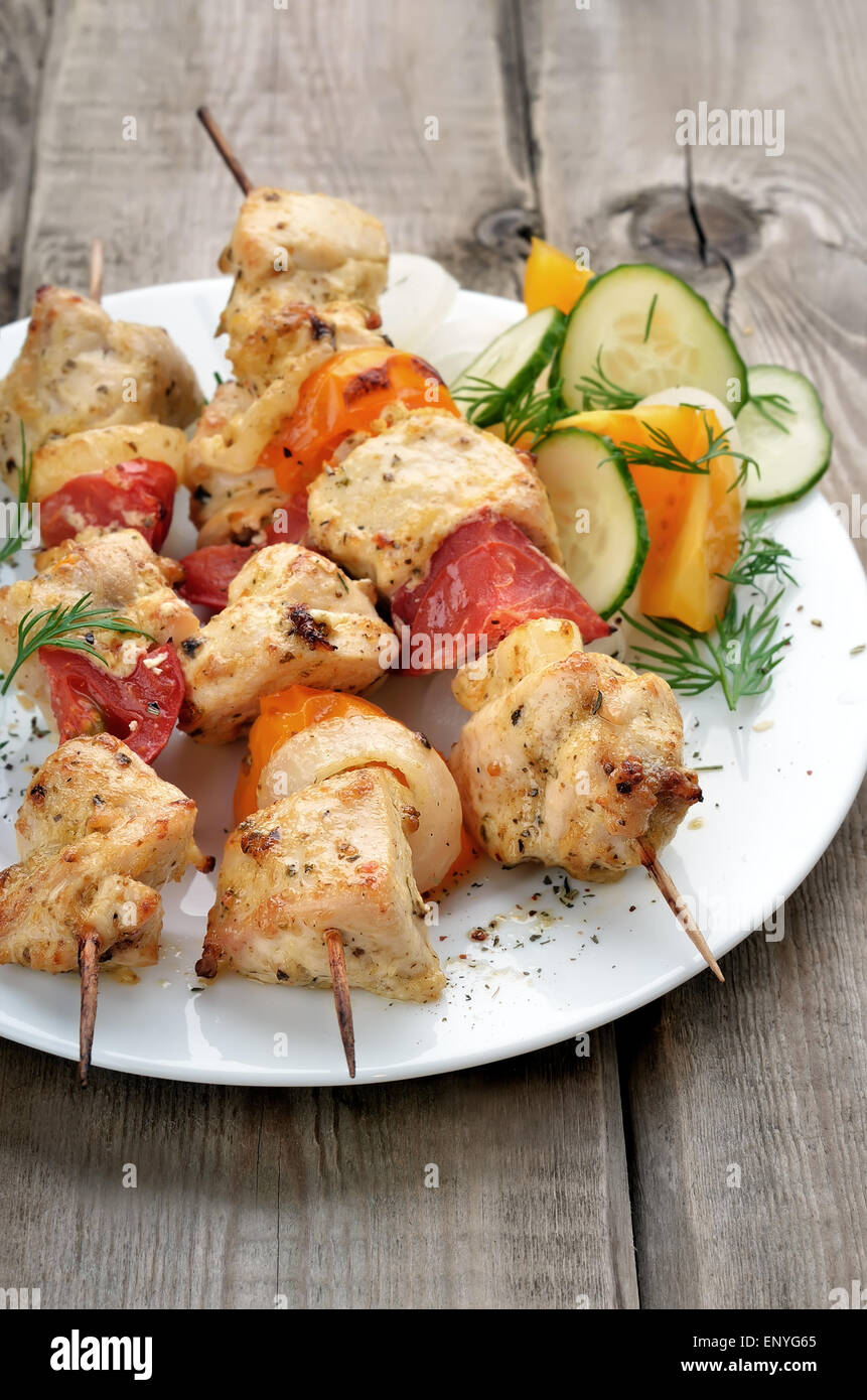 Chicken shish kebab sur table en bois Banque D'Images