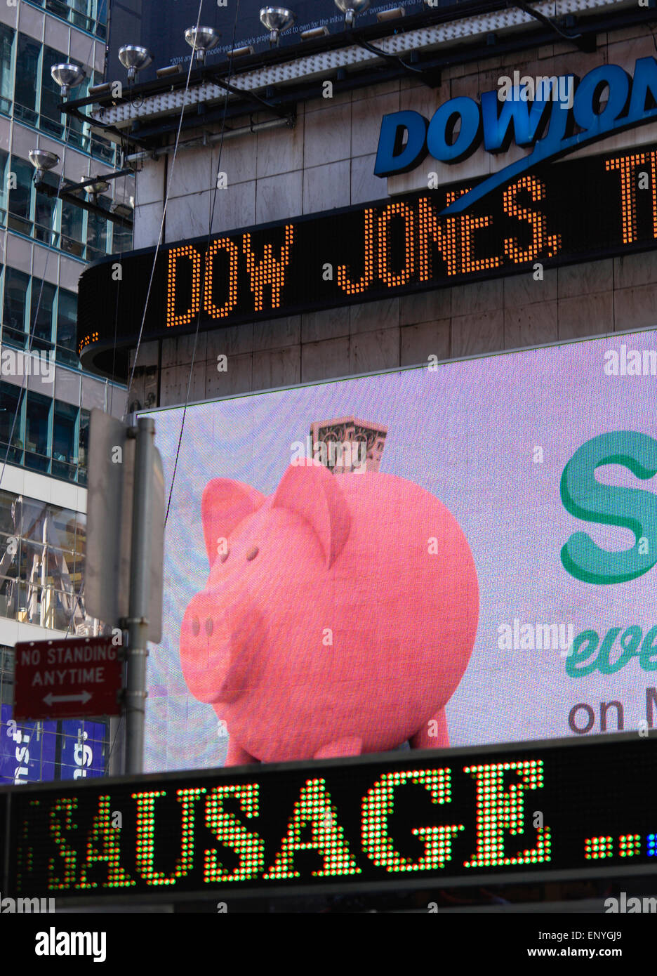 USA, New York, Manhattan, Dow Jones et de la publicité TV vidéo écran actualités sur la 42ème rue à Midtown Theatre District près de Times Square en espèces montrant des notes dans une pink piggy bank. Banque D'Images