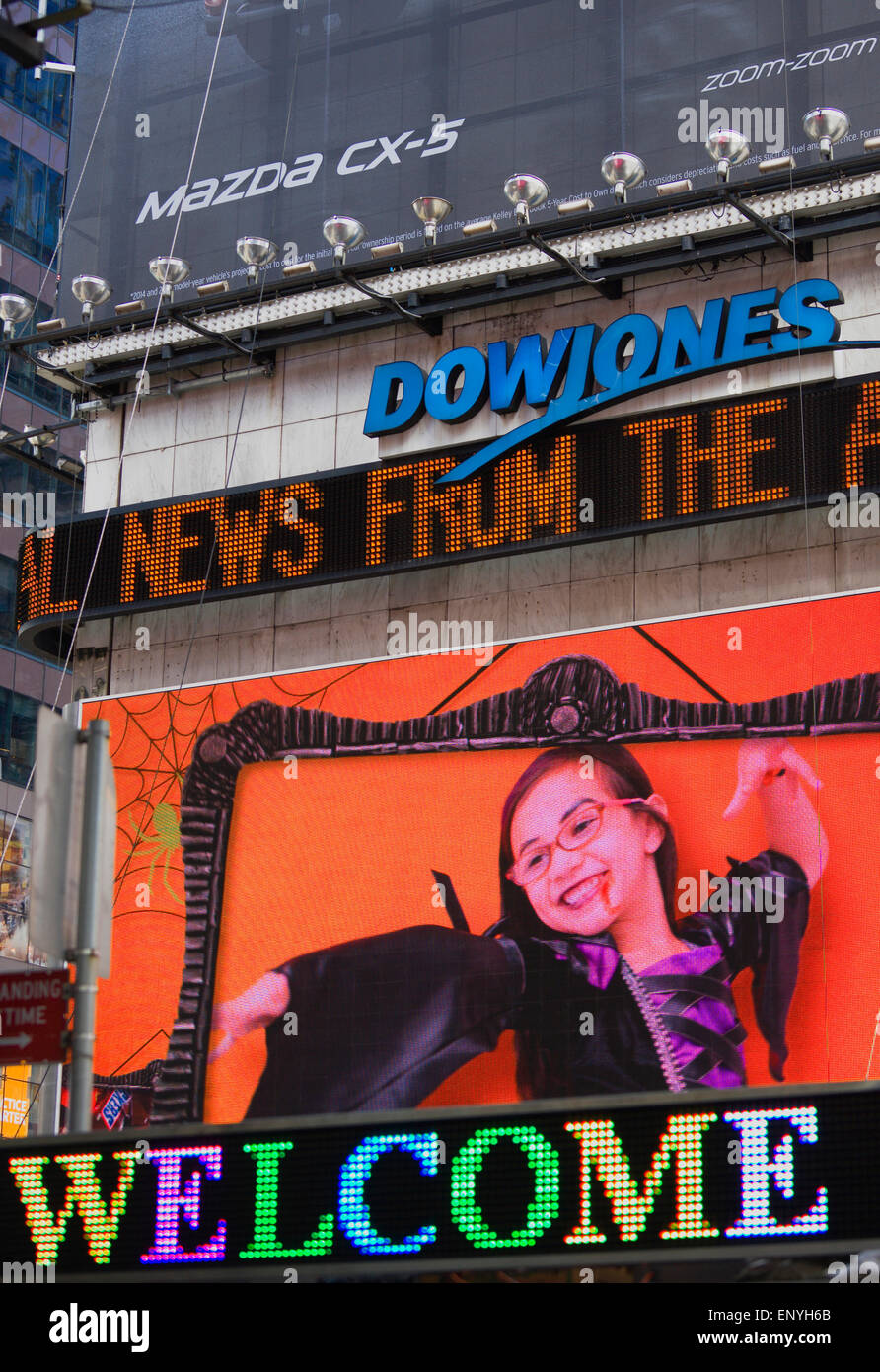 USA, New York, Manhattan, Dow Jones et de la publicité TV vidéo écran actualités sur la 42ème rue à Midtown Theatre District près de Times Square. Banque D'Images