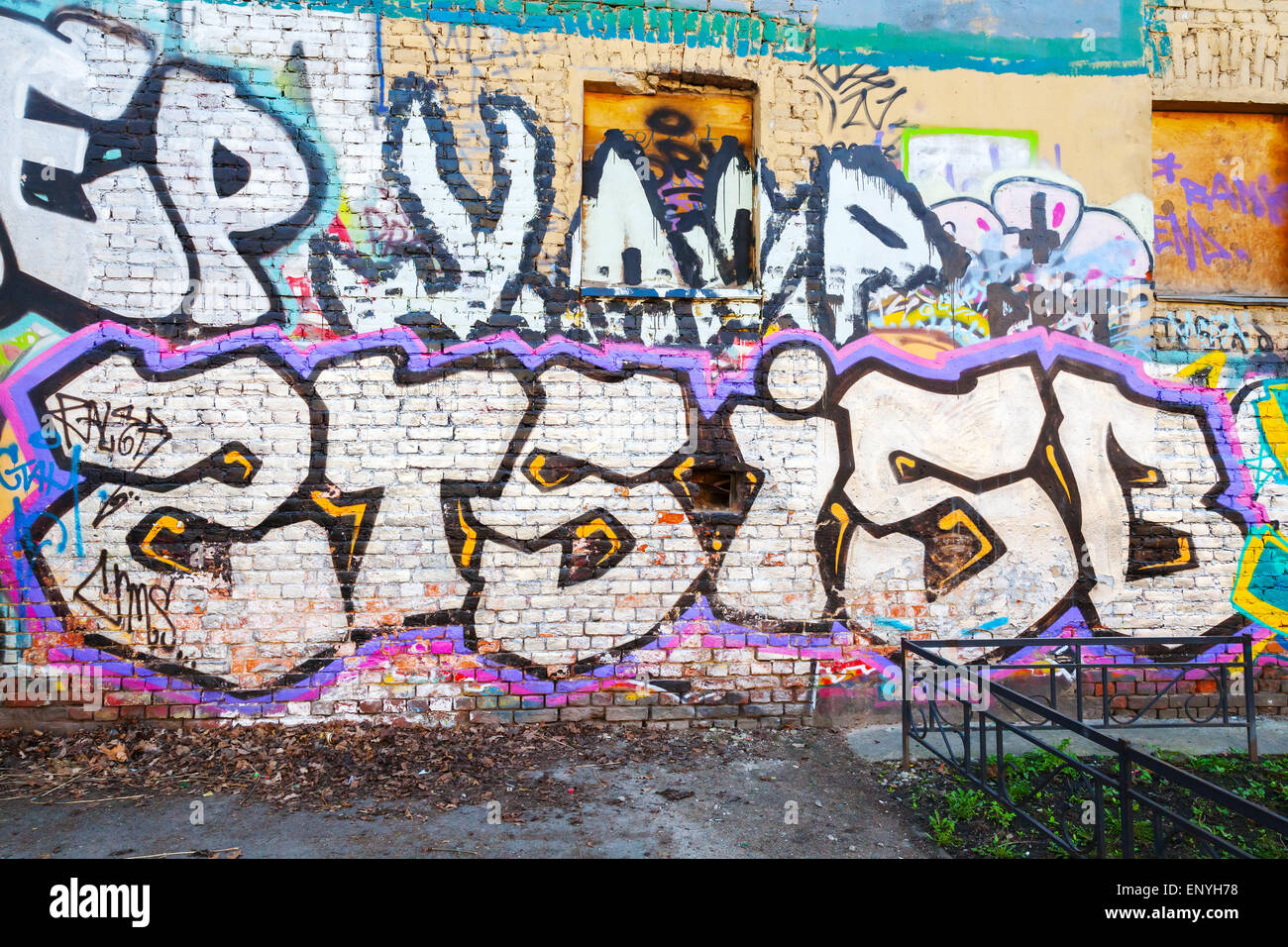 Saint-pétersbourg, Russie - 6 mai 2015 : la cour urbaine abandonnée avec des modèles de texte graffiti abstrait sur old brick wal Banque D'Images