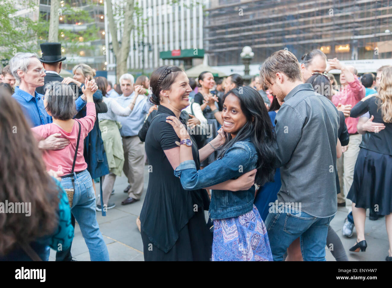 Des centaines channel leur âme de Fred Astaire et Ginger Rogers comme ils waltz la nuit sur la soirée d'ouverture de la danse de Bryant Park, avec une valse Ball, à New York le Mercredi, Mai 6, 2015. Tout le monde, des débutants aux compétiteurs amateurs ont participé à l'événement hebdomadaire, avec un autre style de danse chaque semaine. La musique live et l'instruction a félicité l'événement populaire. (© Richard B. Levine) Banque D'Images