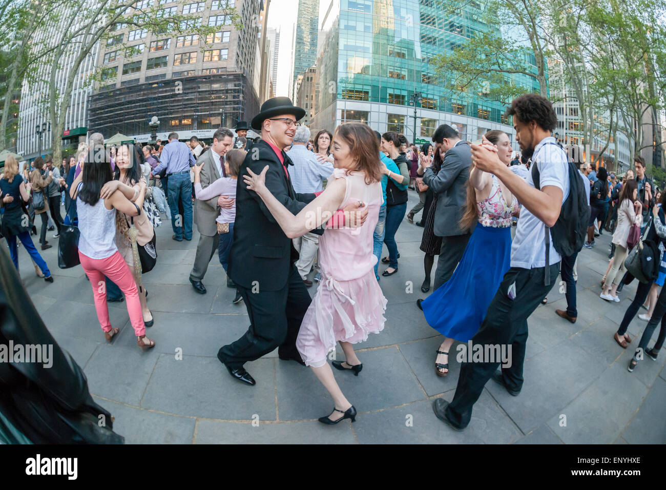 Des centaines channel leur âme de Fred Astaire et Ginger Rogers comme ils waltz la nuit sur la soirée d'ouverture de la danse de Bryant Park, avec une valse Ball, à New York le Mercredi, Mai 6, 2015. Tout le monde, des débutants aux compétiteurs amateurs ont participé à l'événement hebdomadaire, avec un autre style de danse chaque semaine. La musique live et l'instruction a félicité l'événement populaire. (© Richard B. Levine) Banque D'Images