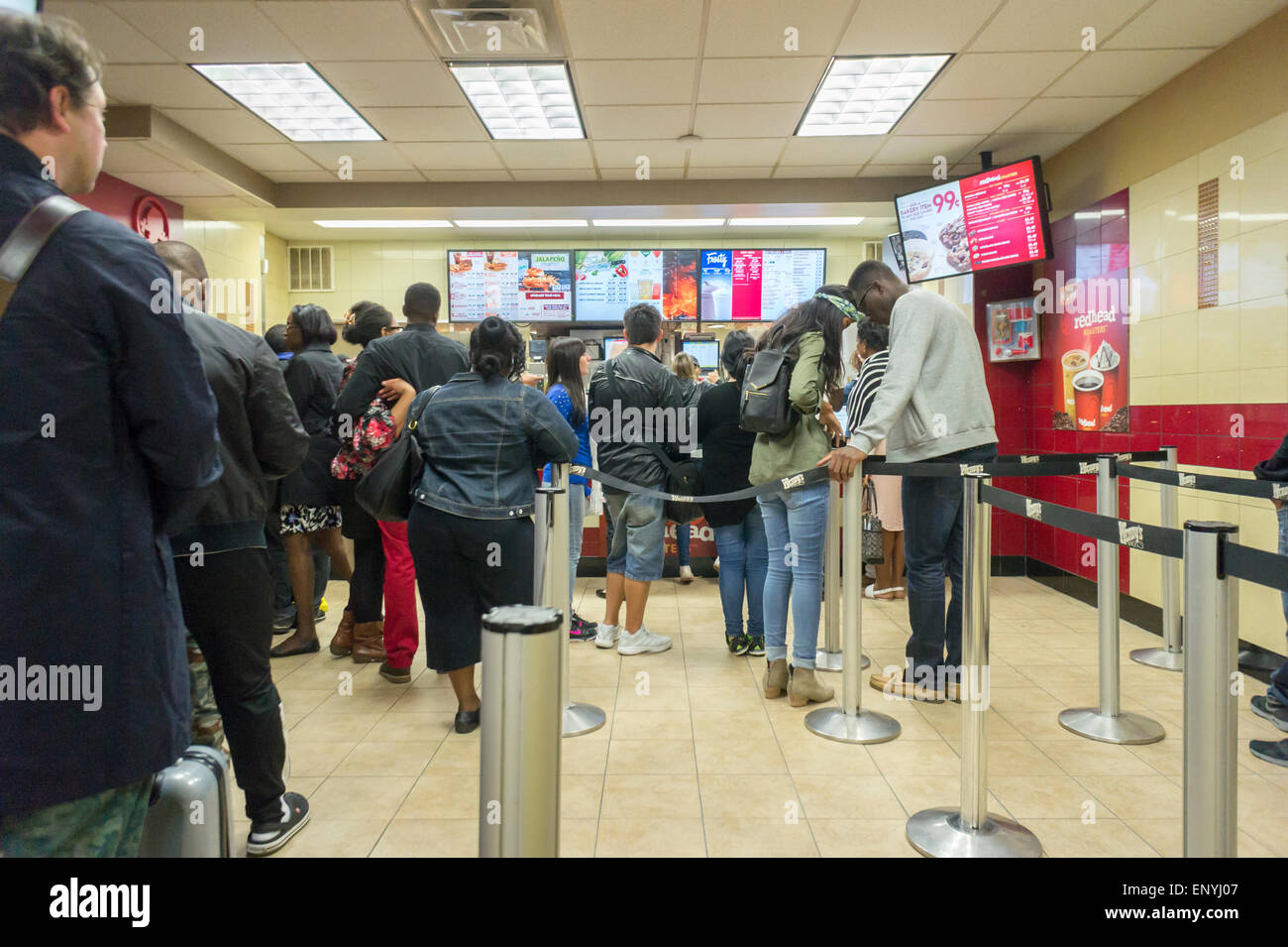 Les clients on-line à un fast food restaurant Wendy's à New York le Mercredi, Mai 6, 2015. Wendy's a annoncé qu'il se vendra 640 magasins appartenant à des franchisés de l'entreprise. Les ventes, qui McDonald's est également le faire, mais également de réduire les dépenses de trésorerie génère pour l'entreprise. (© Richard B. Levine) Banque D'Images