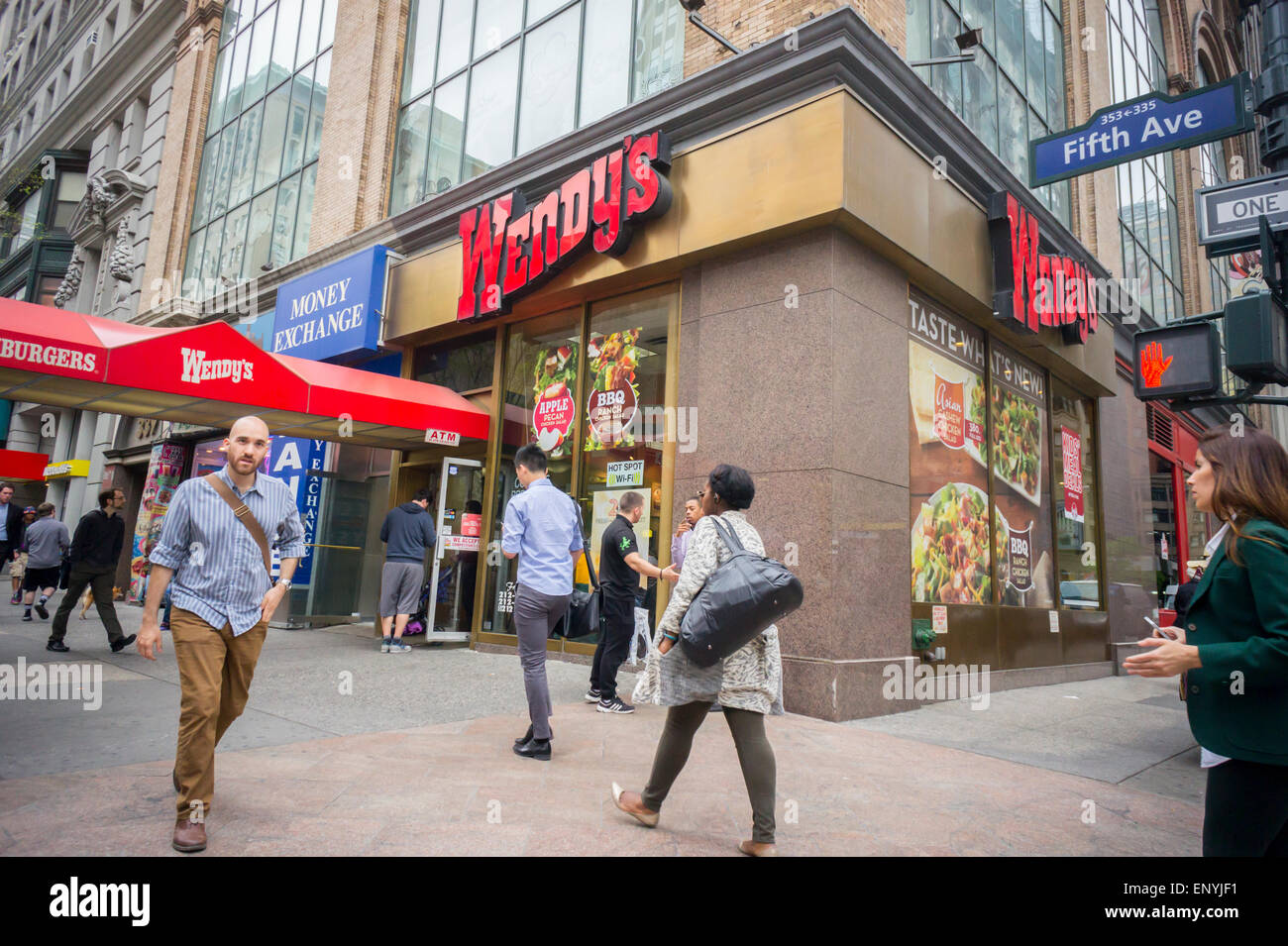 Un fast food restaurant Wendy's à New York le Mercredi, Mai 6, 2015. Wendy's a annoncé qu'il se vendra 640 magasins appartenant à des franchisés de l'entreprise. Les ventes, qui McDonald's est également le faire, mais également de réduire les dépenses de trésorerie génère pour l'entreprise. (© Richard B. Levine) Banque D'Images