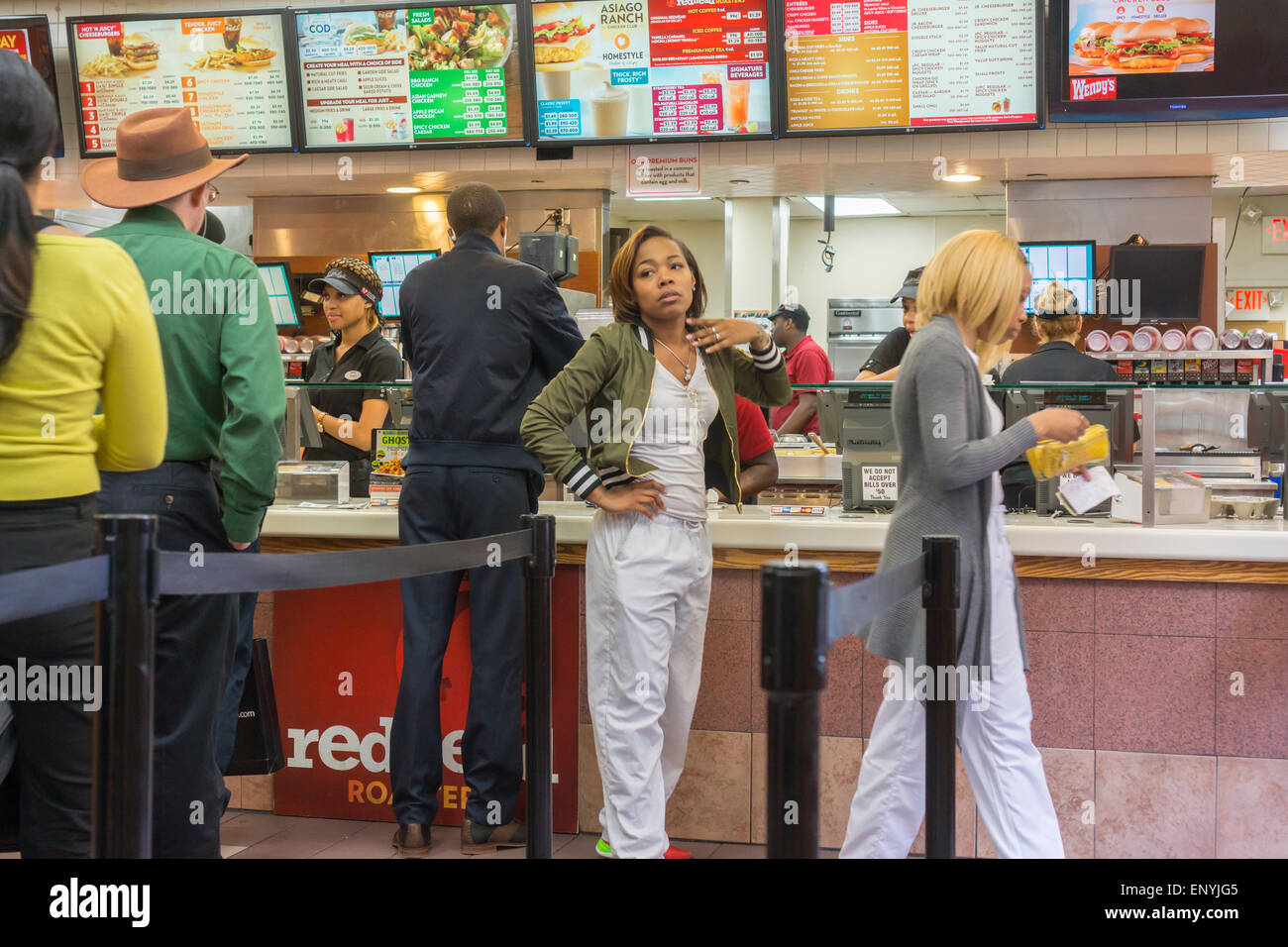 Les clients on-line à un fast food restaurant Wendy's à New York le Mercredi, Mai 6, 2015. Wendy's a annoncé qu'il se vendra 640 magasins appartenant à des franchisés de l'entreprise. Les ventes, qui McDonald's est également le faire, mais également de réduire les dépenses de trésorerie génère pour l'entreprise. (© Richard B. Levine) Banque D'Images