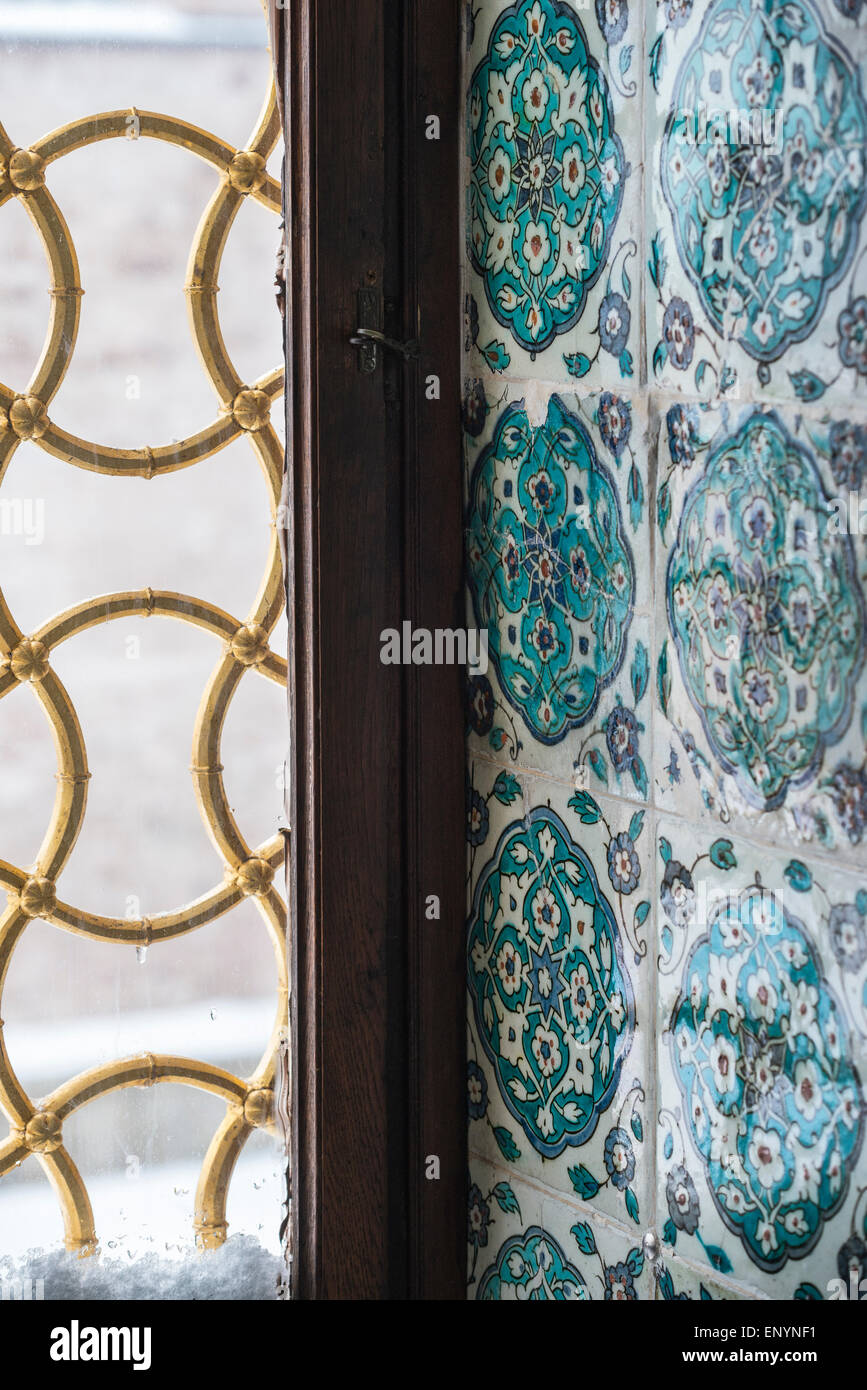 17e cen. Décorer d'Iznik un encadrement de vitre dans le Harem du Palais de Topkapi, Istanbul, Turquie. Banque D'Images