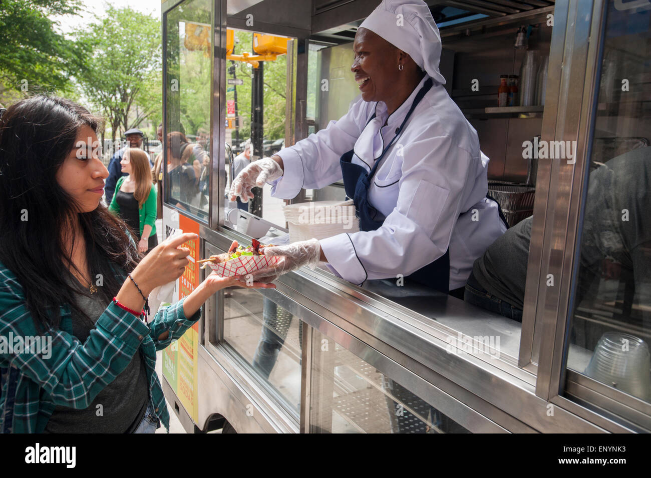 Le Brooklyn né panier alimentaire , dans un MRV100, donne des échantillons à l'éco-systèmes de déplacement des chariots alimentaires introduction dans le Lower Manhattan à New York le lundi 11 mai, 2015. Le MRV100 état de l'art de réduire les gaz à effet de serre et les charrettes sont mieux conçus pour la préparation sanitaire.Ils viennent également avec First Data et un coffret ipad programme de gestion des revenus. Les 500 premiers fournisseurs qui passer à ces chariots recevront un à aucun coût. Les charrettes utiliser l'énergie solaire, un carburant de remplacement et un plug-in de la technologie hybride pour réduire les émissions et d'un restaurant de cuisine de qualité. (© Richard B. Levine) Banque D'Images