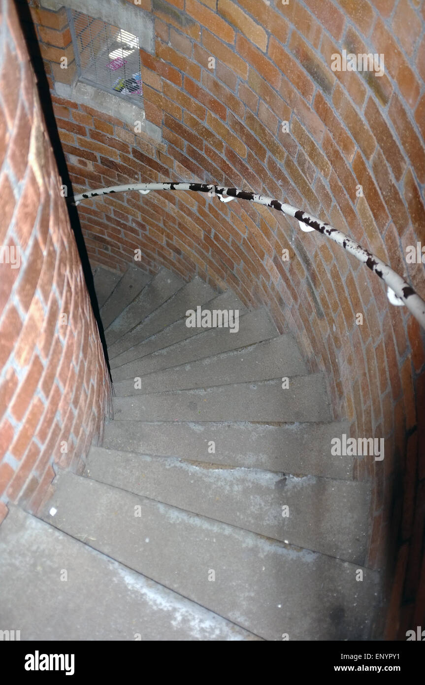 À la recherche d'un escalier en spirale à l'intérieur de la tour Cabot à Bristol. Banque D'Images