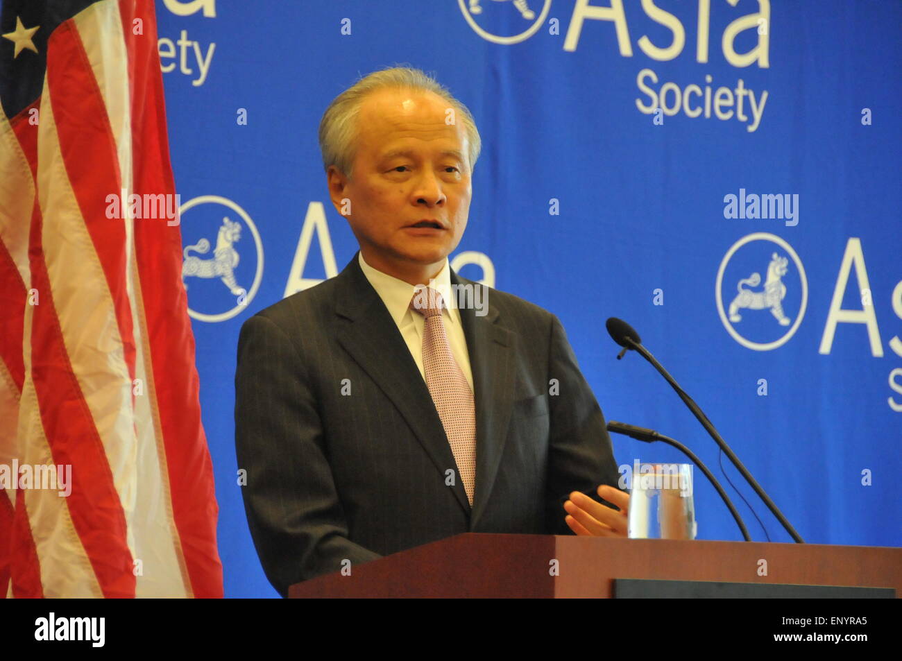 Houston Texas, USA. 12 mai, 2015. Cui Tiankai, ambassadeur de Chine aux États-Unis, offre un discours à l'Asia Society's Texas Center à Houston, Texas, États-Unis, le 12 mai 2015. Cui s'est appesanti sur le nouveau modèle des relations de pouvoir, un concept approuvé à la fois par Pékin et Washington pour assurer leurs relations futures gratuitement des conflits dans la région Asie-Pacifique. Source : Xinhua/Alamy Live News Banque D'Images