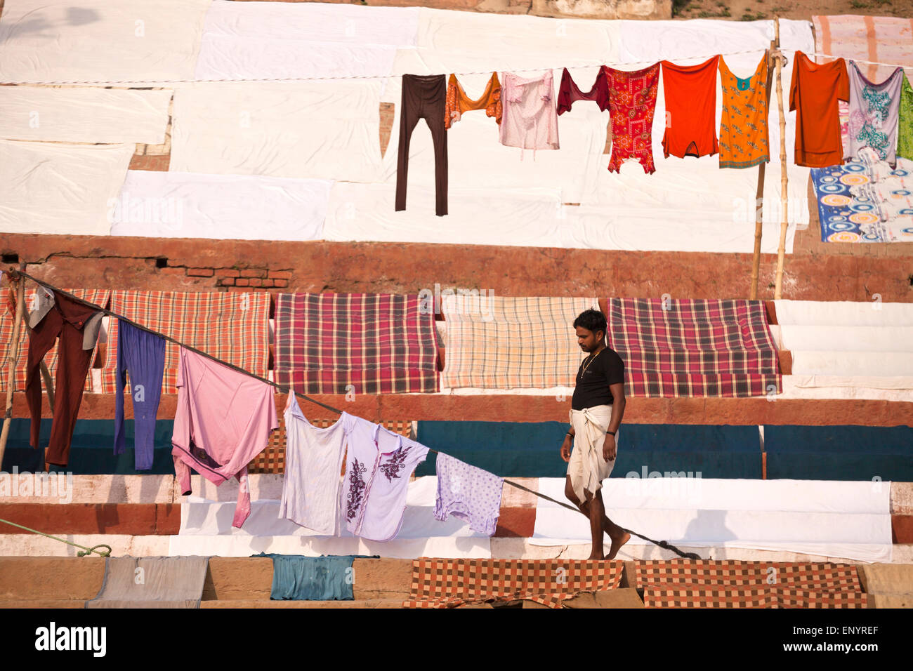 Blanchisserie sur l'escalier ghat de Varanasi, Uttar Pradesh, Inde, Asie Banque D'Images