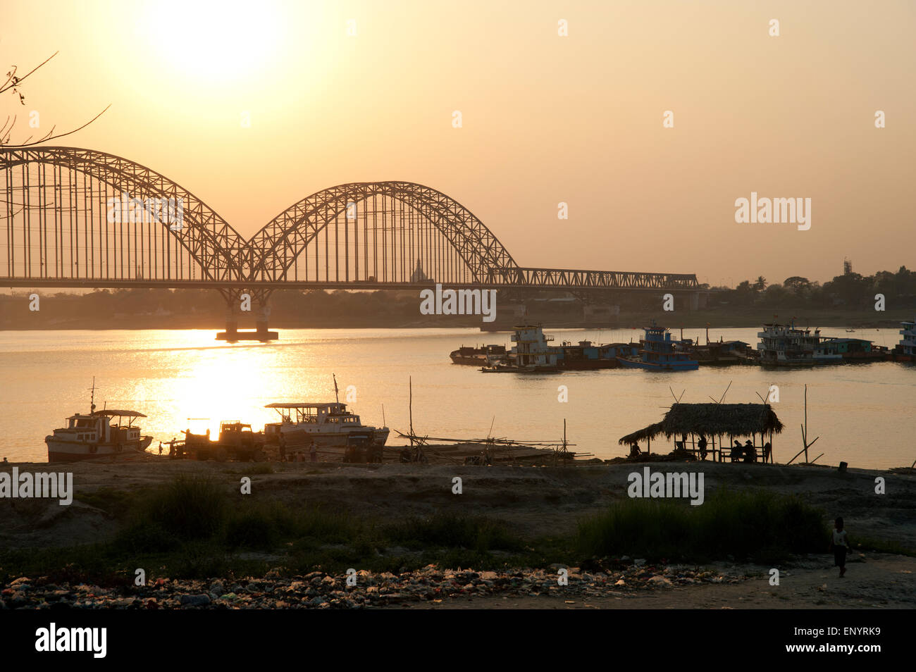 À l'échelle de la nouvelle Pont Sagaing métal découpé par le coucher de soleil près de Mandalay Myanmar Banque D'Images