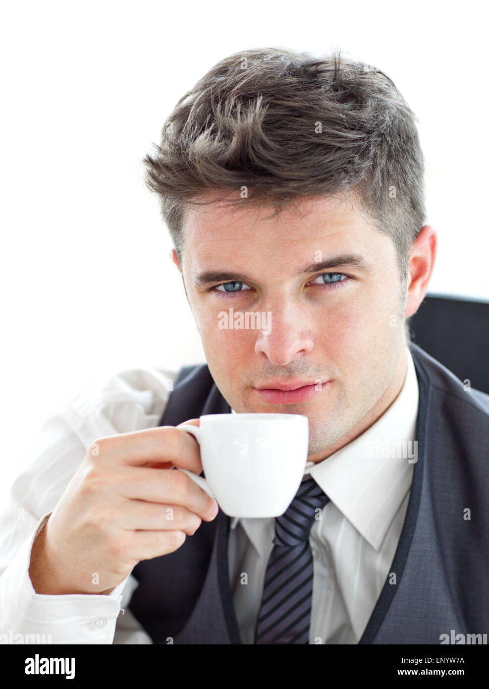 Attractive businessman de boire du café au bureau Banque D'Images