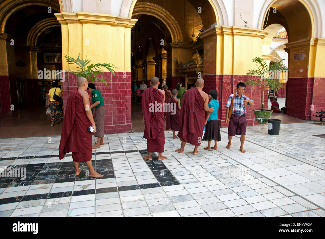 Un groupe de moines bouddhistes et de leurs familles dans un temple à Mandalay, Myanmar Banque D'Images