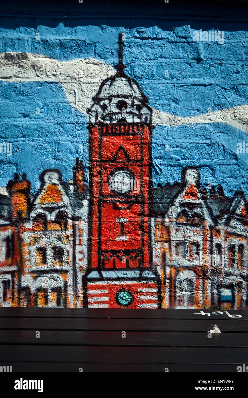 Peinture murale représentant Crouch End tour de l'horloge sur mur jardin pub Banque D'Images